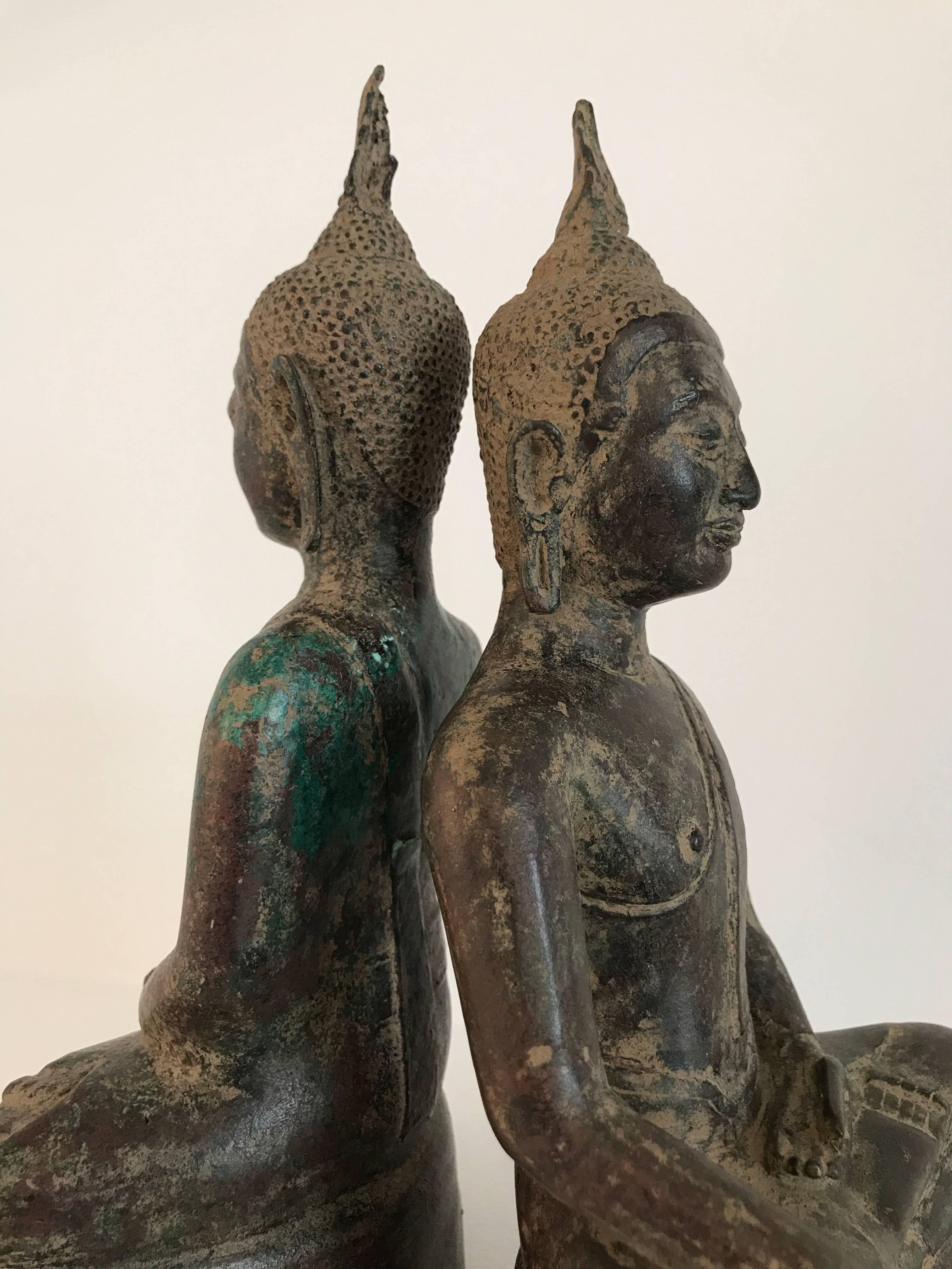 Außergewöhnliches, fast identisches Paar Bronze-Buddhas im Angebot 5