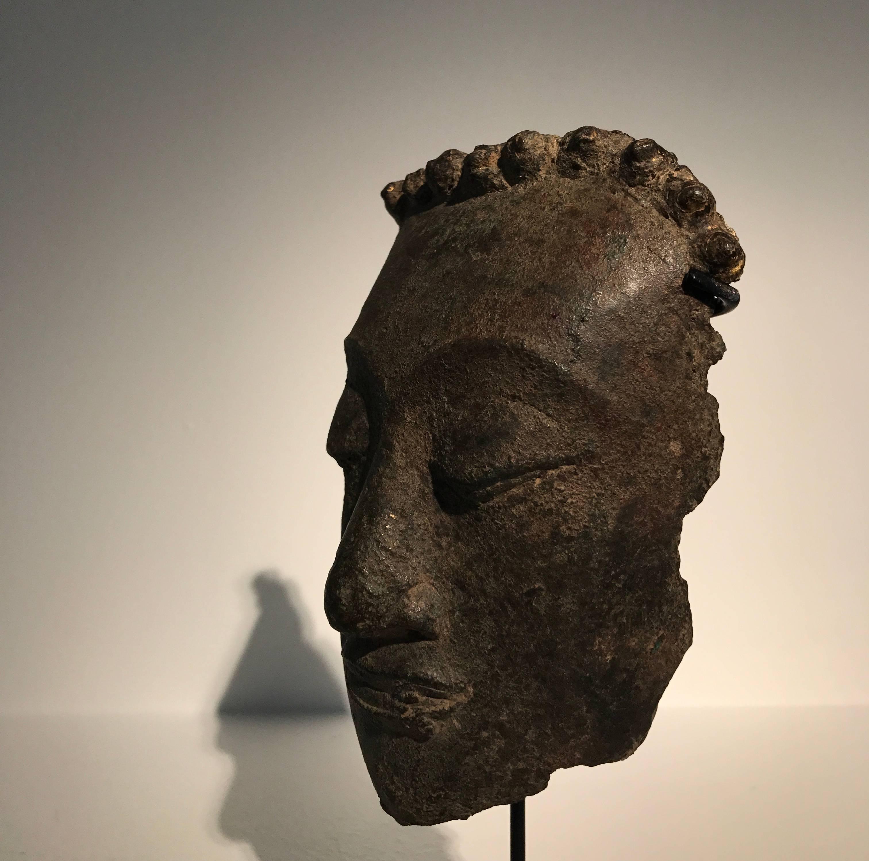  Fragment eines Bronzekopfes eines Buddha, Thailand (18. Jahrhundert und früher) im Angebot