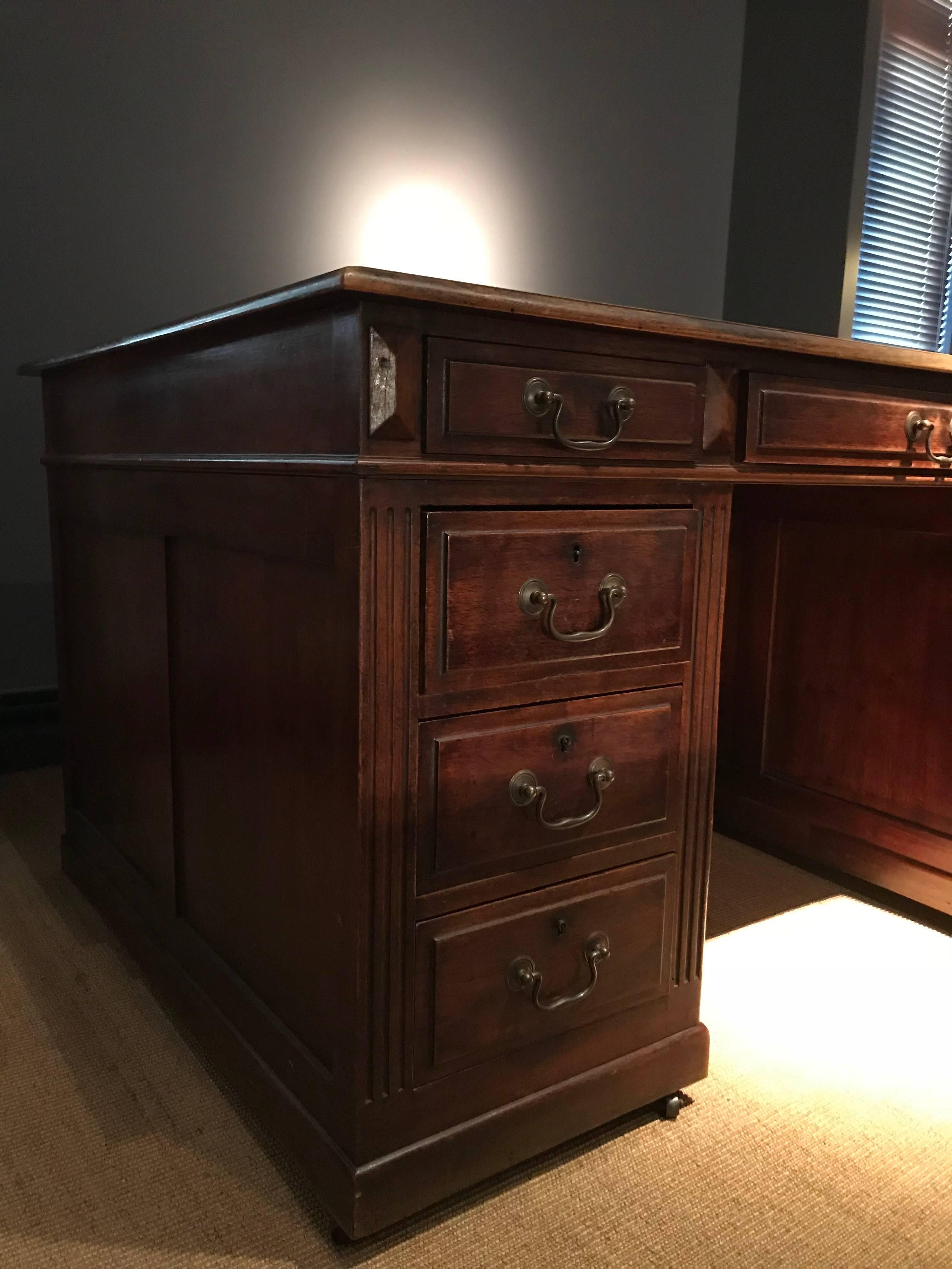English Mahogany Writing Desk, Bureau In Excellent Condition For Sale In Schellebelle, BE