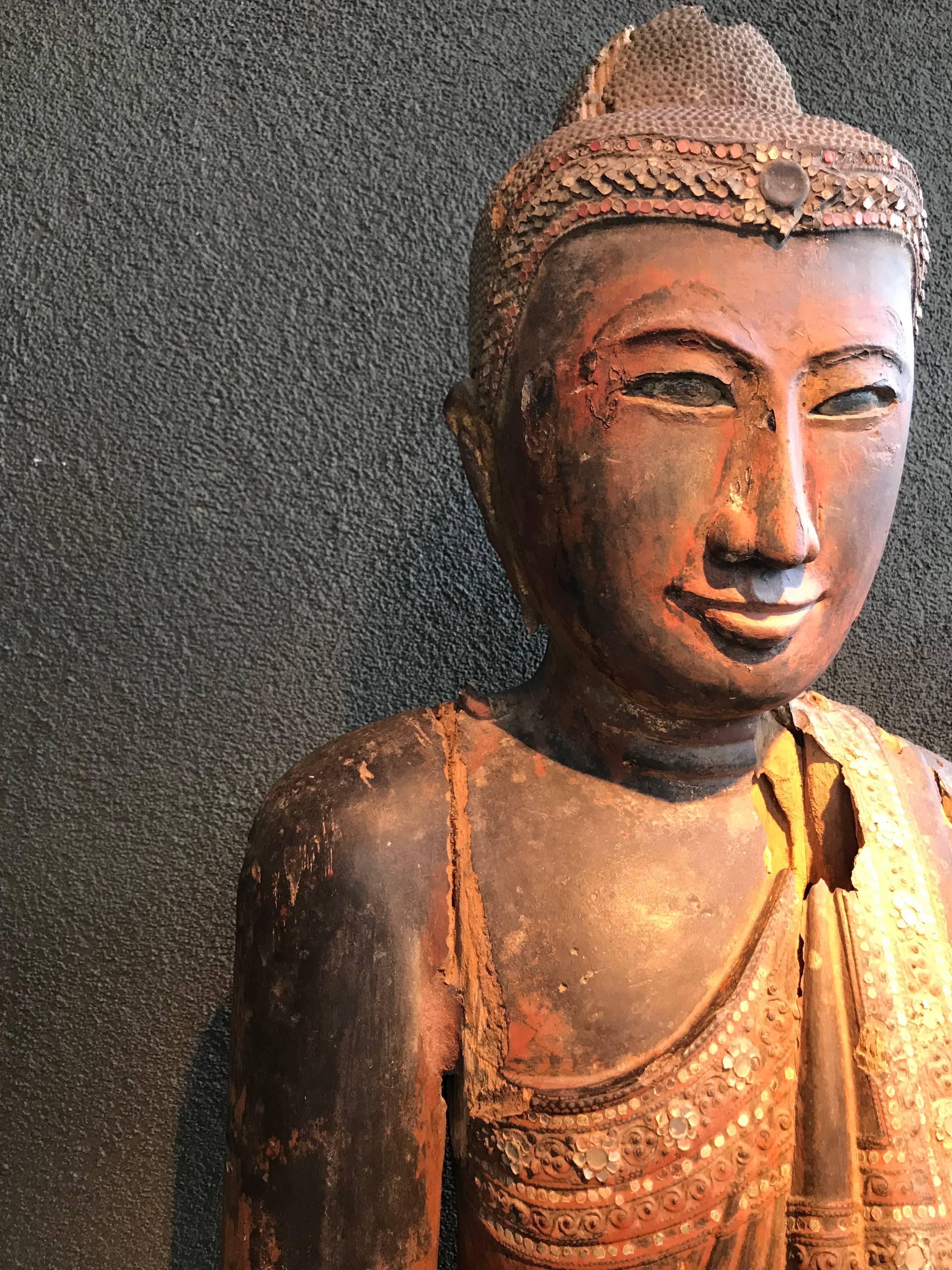 Thai Wooden Buddha Head Sculpture, 19th Century In Distressed Condition For Sale In Schellebelle, BE