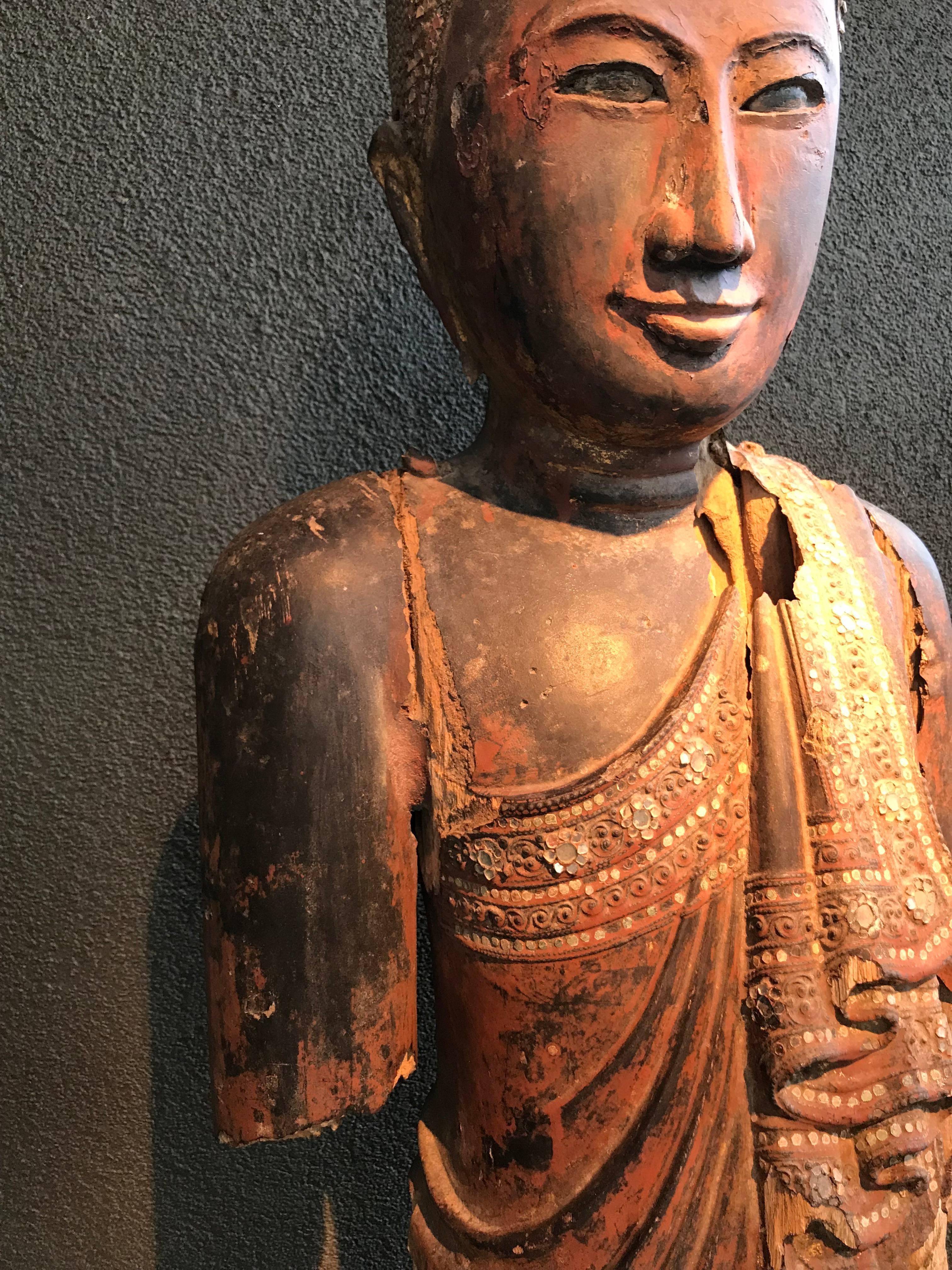 Thailändische Buddha-Kopf-Skulptur aus Holz, 19. Jahrhundert (Poliert) im Angebot