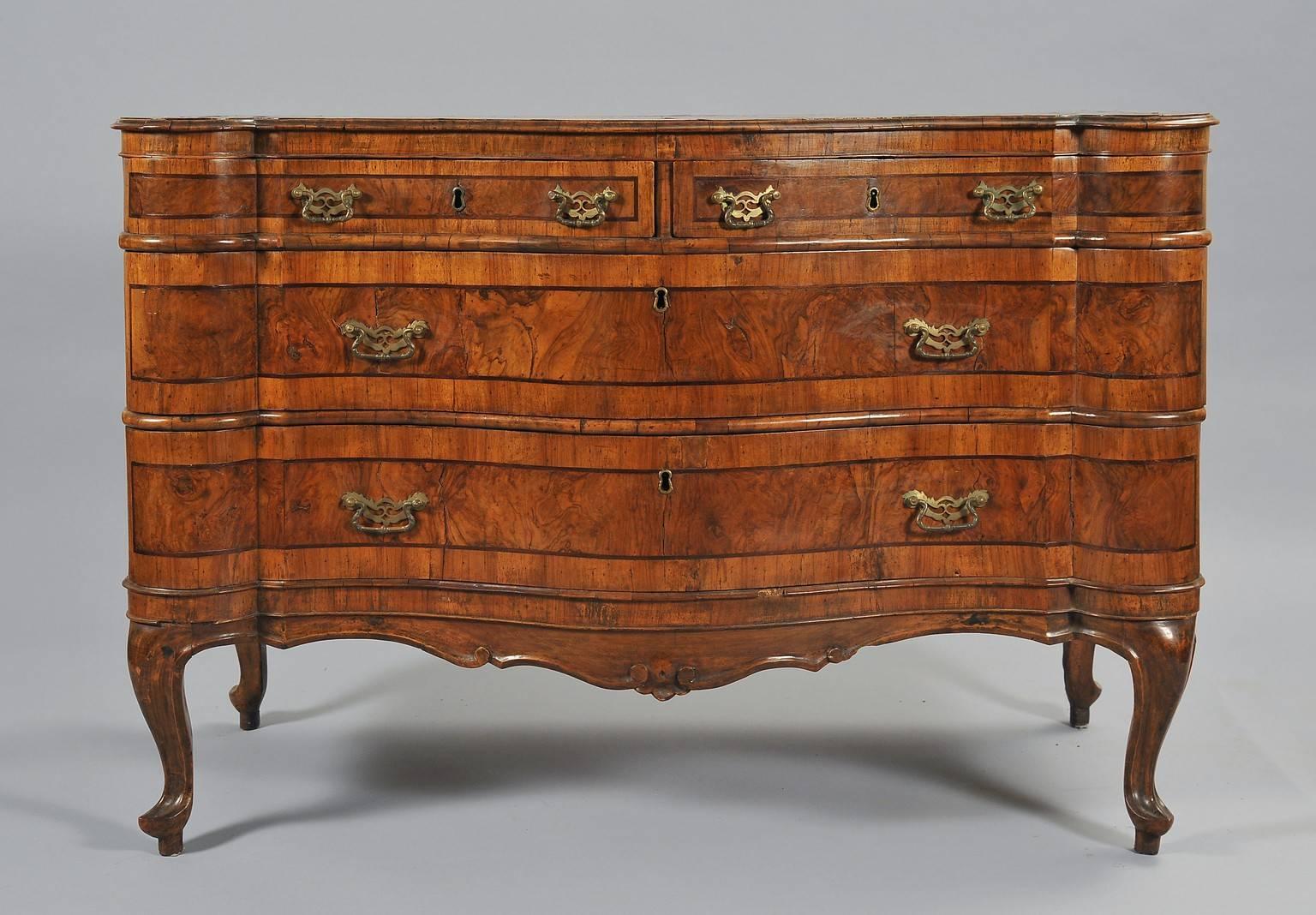Pair of commodes with four drawers moved on the front, veneered in walnut and burl walnut, Veneto, mid-18th century.