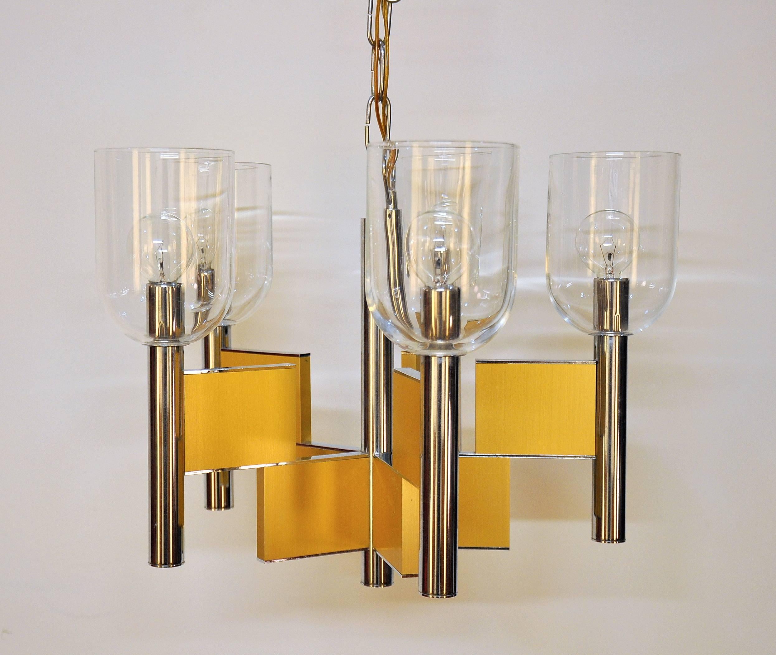 Sharp Italian mid-century modern pendant light fixture from the Geometric series featuring the enticing juxtaposition of satin brass and polished chrome elements arranged in an architectural format that Angelo Gaetano Sciolari is famous for.