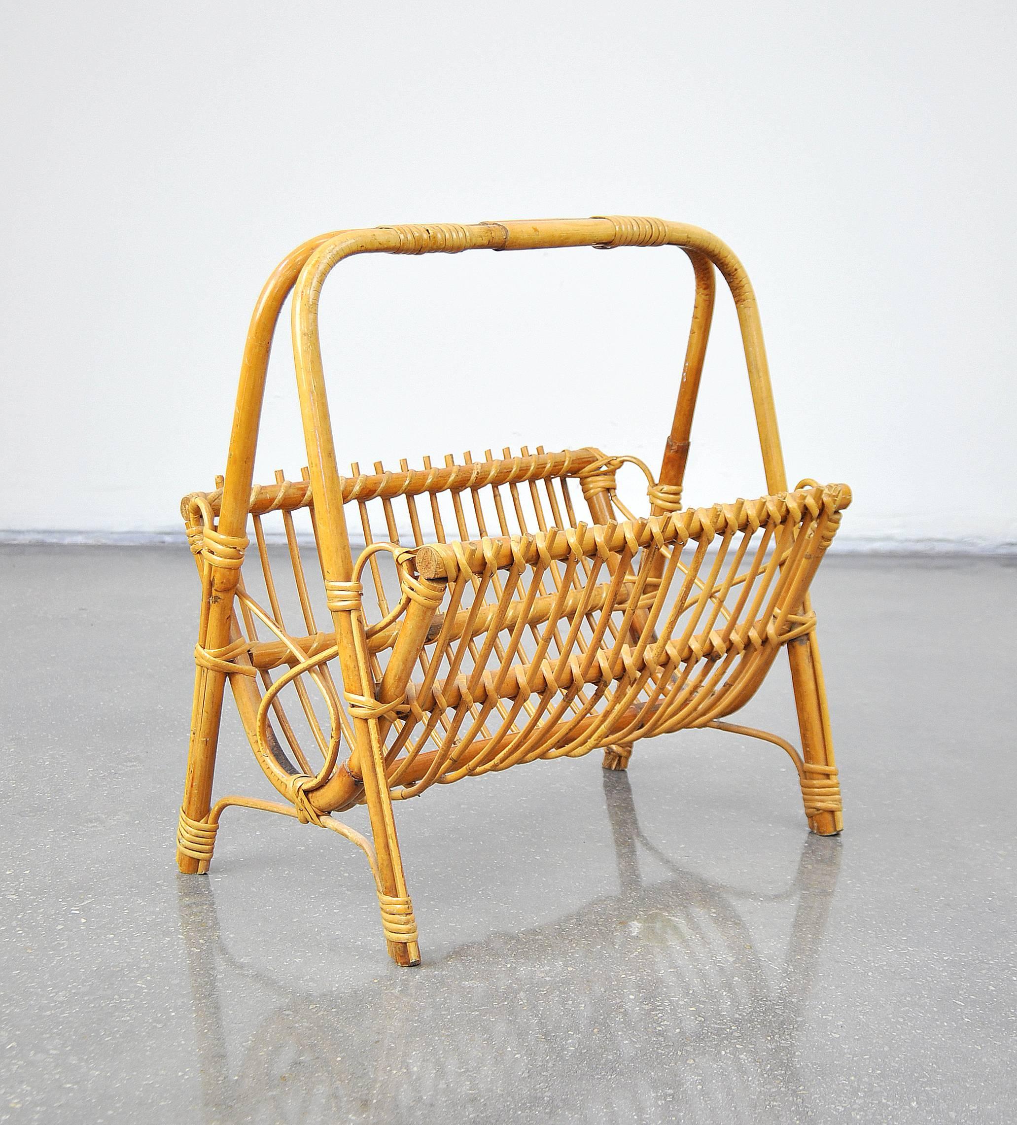 Cute vintage Mid-Century wicker magazine rack, in the manner of Franco Albini. Basket style design, organic and chic. It can also be used as a record holder.