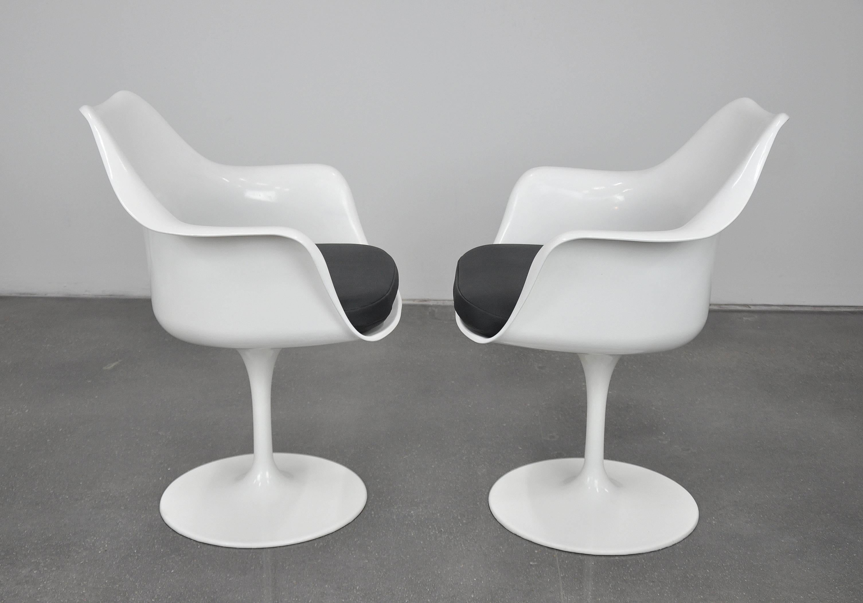 Set of Eight Eero Saarinen for Knoll Swivel Tulip Dining Chairs In Good Condition In Miami, FL