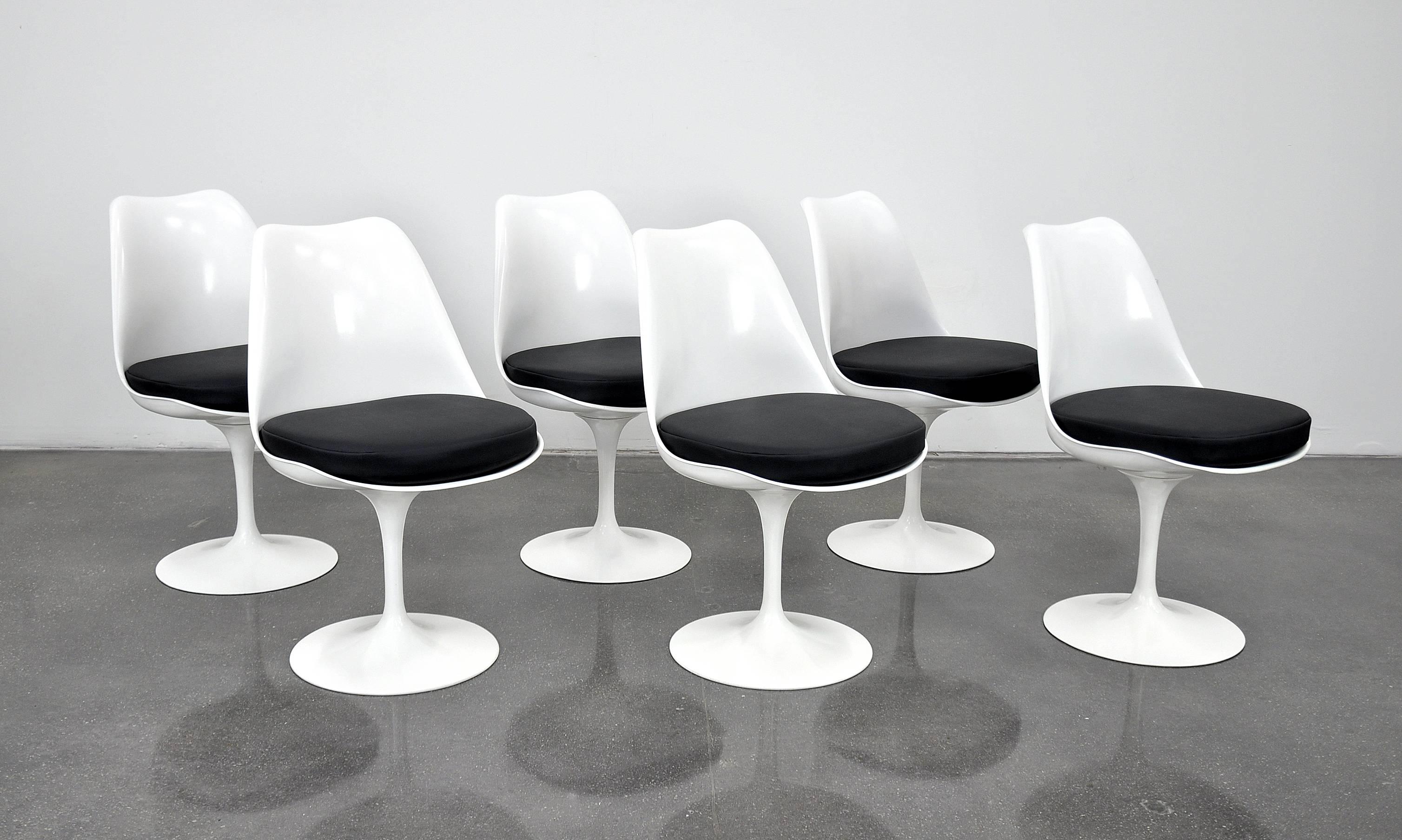 Mid-Century Modern Set of Eight Eero Saarinen for Knoll Swivel Tulip Dining Chairs
