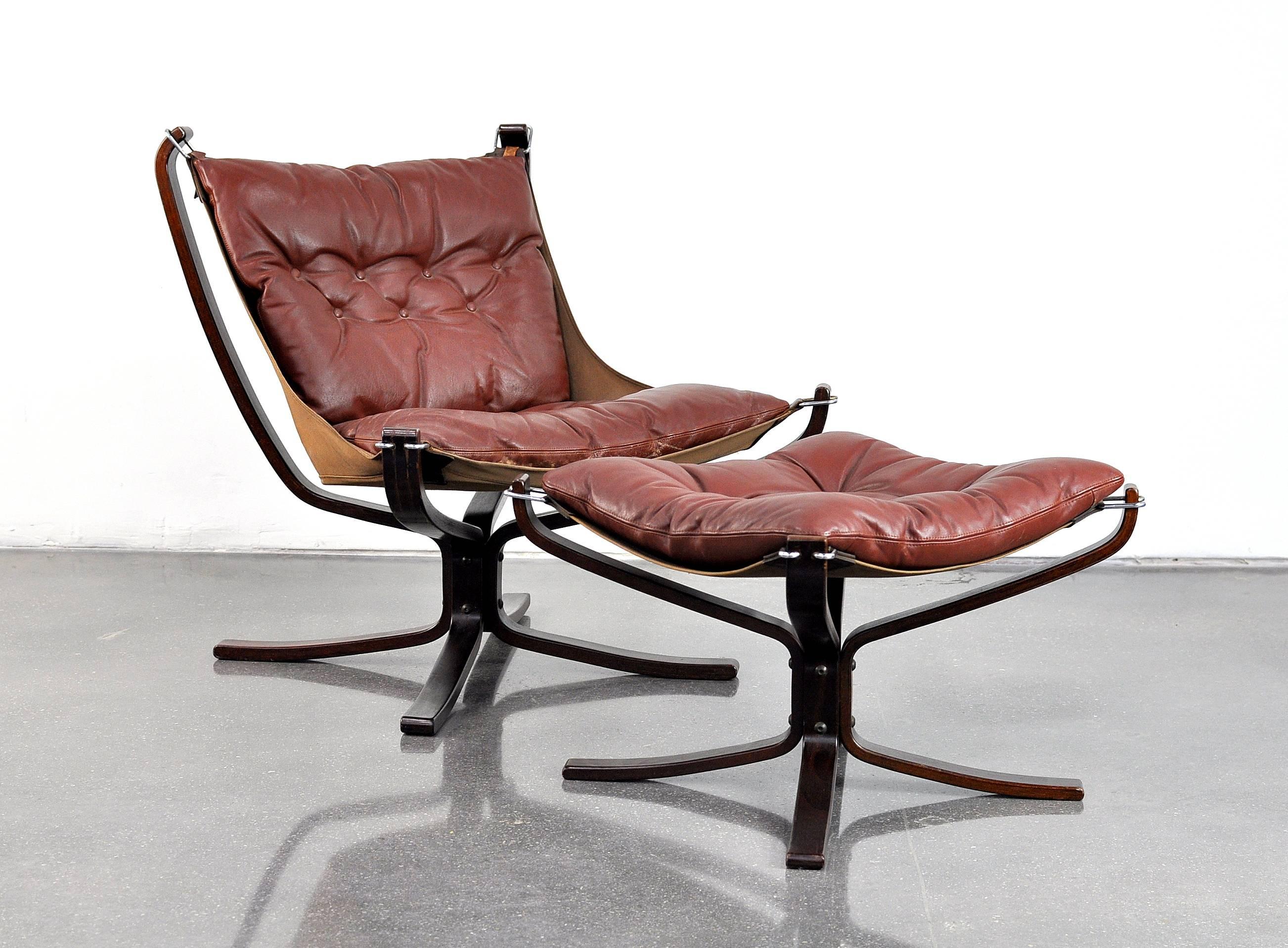 A vintage Mid-Century Danish Modern leather lounge chair and ottoman, designed in 1972 by Sigurd Ressell for Vatne Mobler, and dating from the mid-1970s. The bentwood frame features a rosewood finish, stretched tan canvas and leather cushions. An