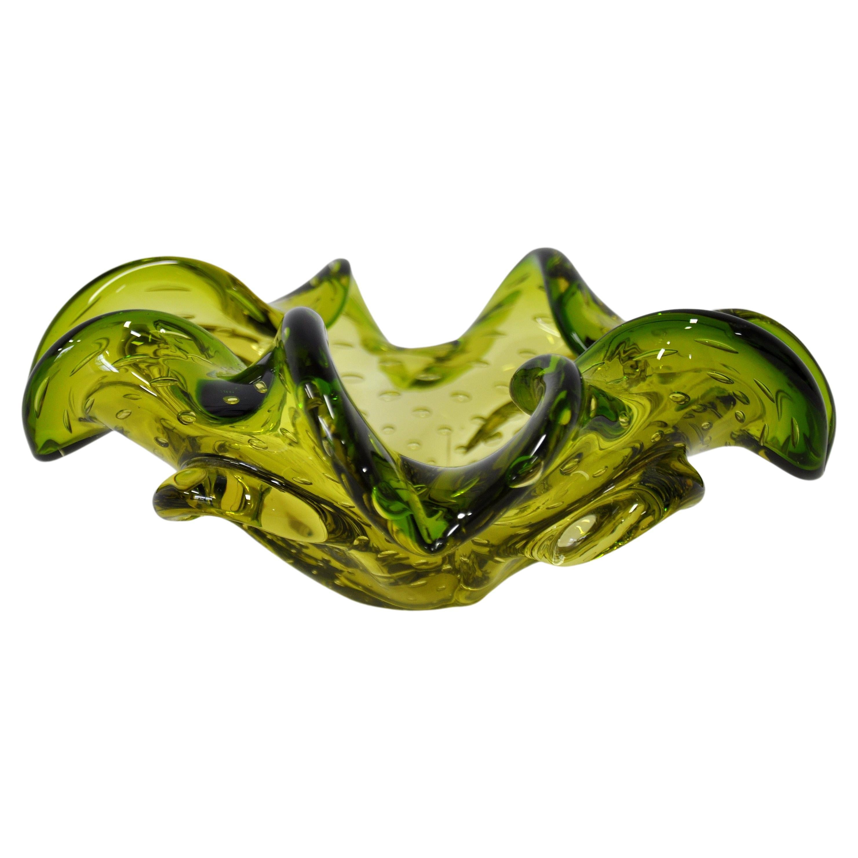 Vintage Murano glass peridot green decorative bowl, vide-poche (catch-all) or cigar ashtray. Venetian hand blown glass with controlled bubble design and organic floral form. It features hues of emerald green and pinched rims with flared sides. A