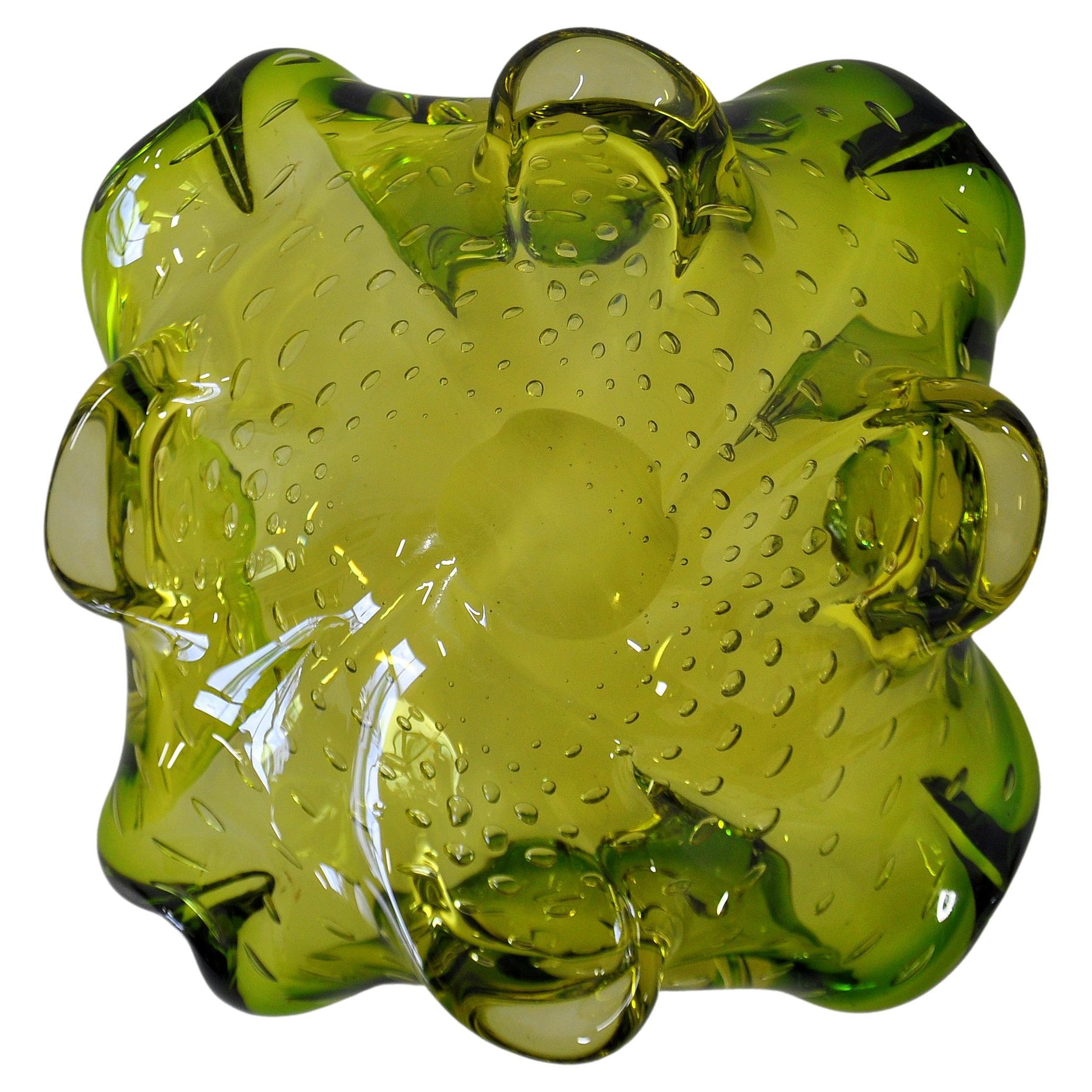 Green Murano Glass Controlled Bubbles Bowl, Italy, 1950s In Excellent Condition In Miami, FL