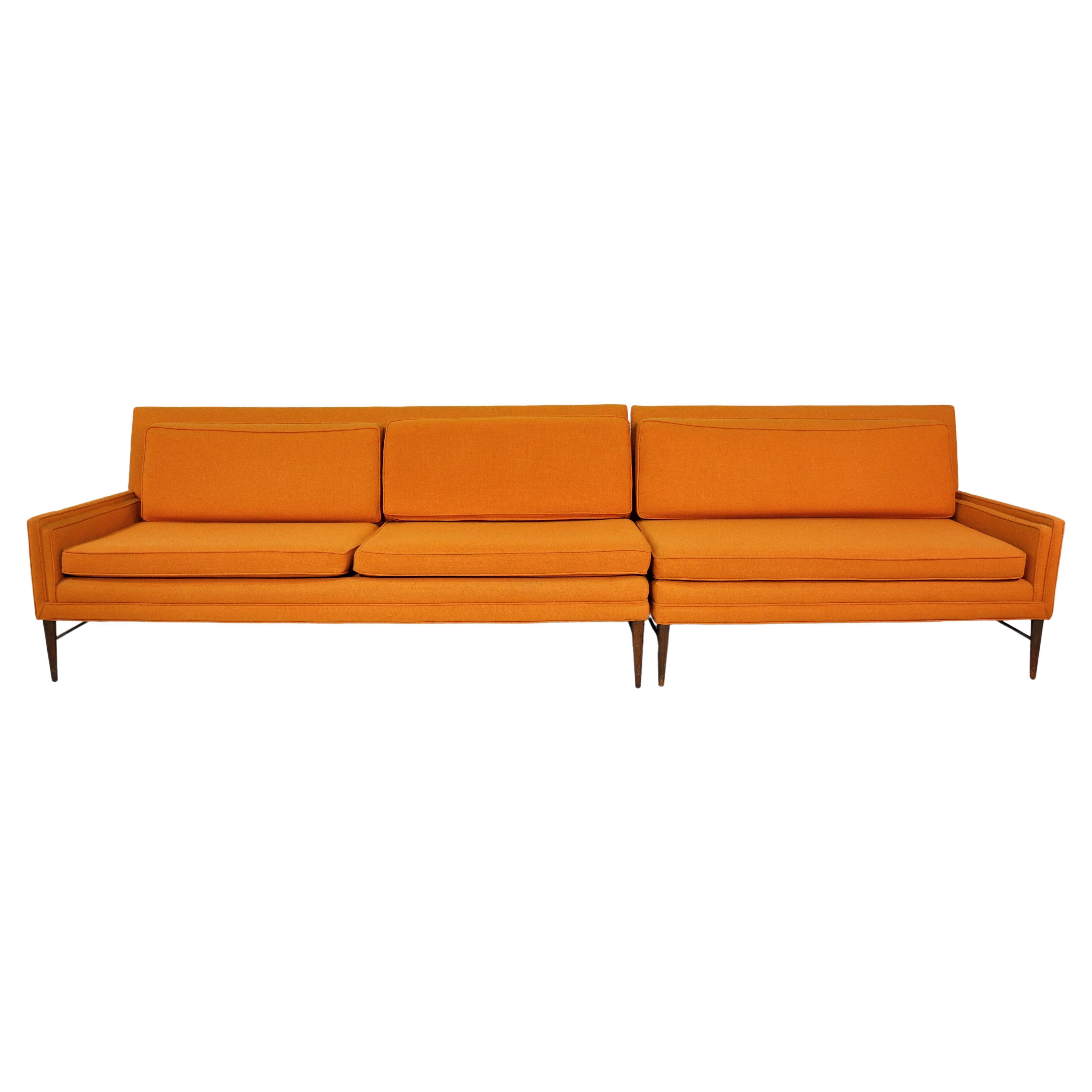 McCobb Sofa aus Nussbaum und Messing mit orangefarbenem Untergestell
