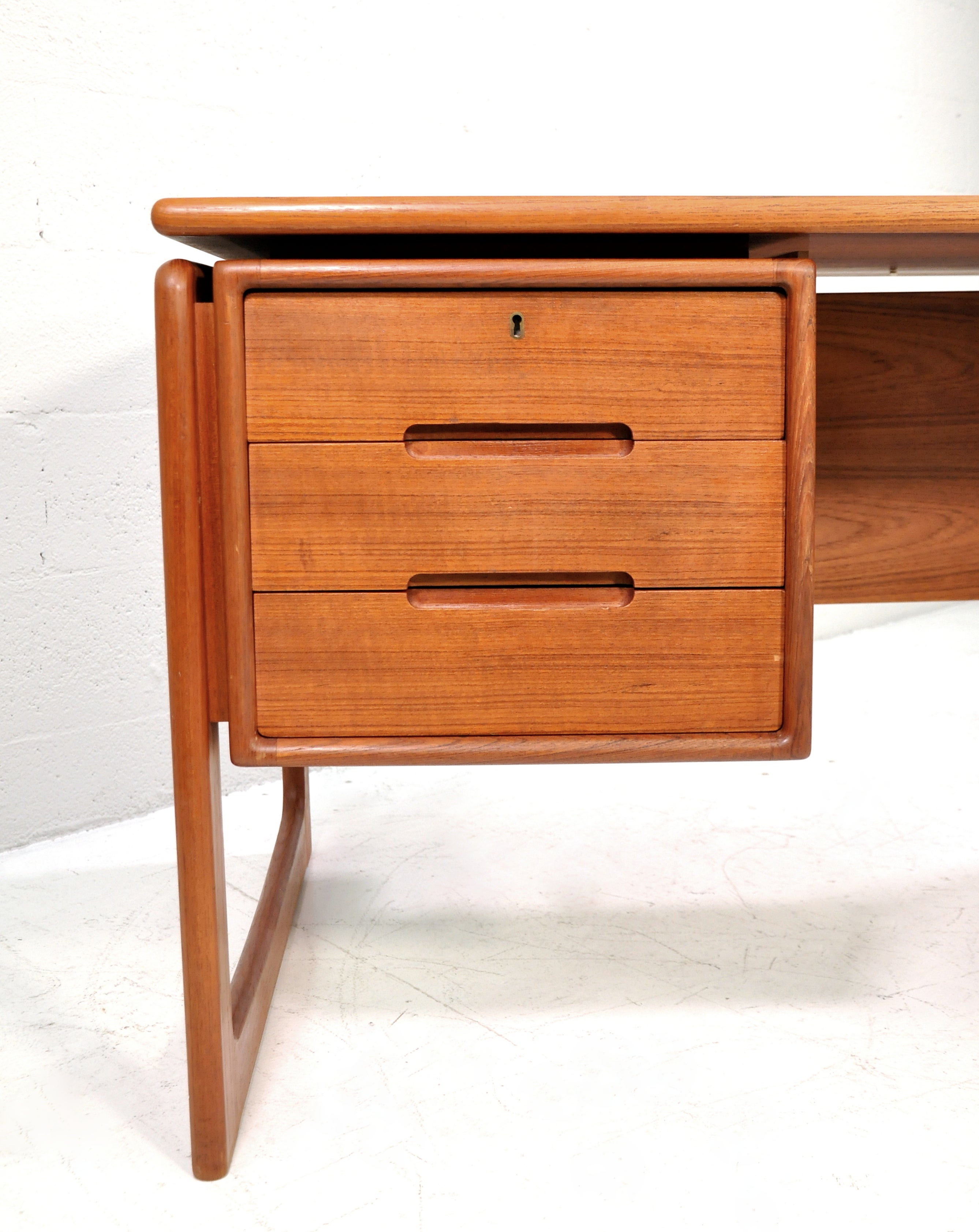 20th Century Danish Modern Floating-Top Teak Desk with Bookcase by Dyrlund For Sale
