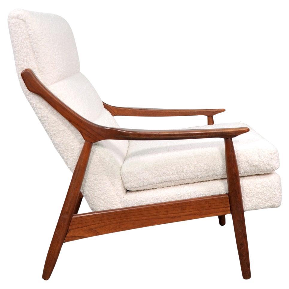 Chaise longue en noyer de style Gio Ponti en bouclé blanc ivoire en vente