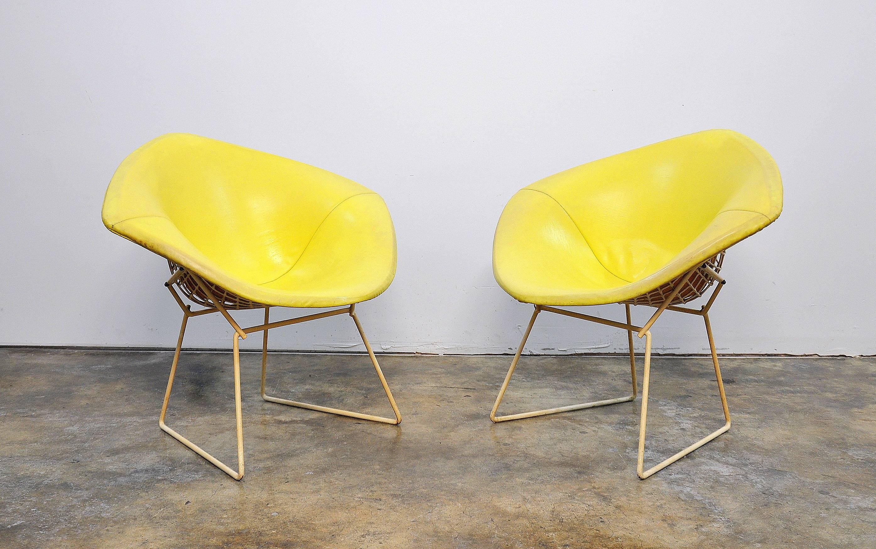 These second edition mid-century modern wire chairs feature vinyl coated steel frames with a gleaming patina. The yellow hues of the patina accent the chairs' original yellow vinyl Knoll covers beautifully. Ergonomic curvature allows for a very