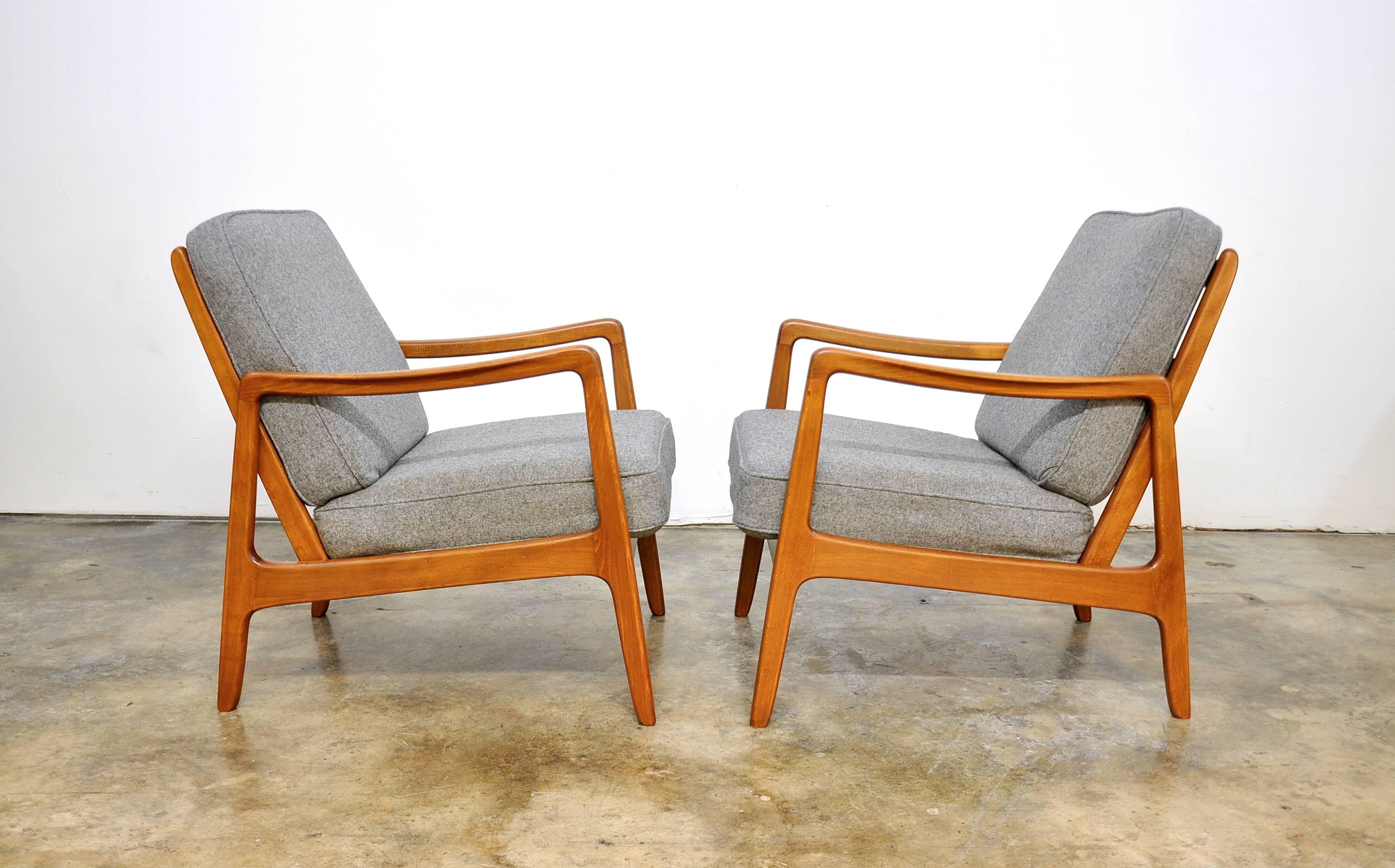 Very comfortable pair of mid-century Danish Modern early production beech easy chairs, manufactured by France and Daverkosen in Denmark in the early 1950s. The furniture produced by France and Daverkosen during the company's early years was made in