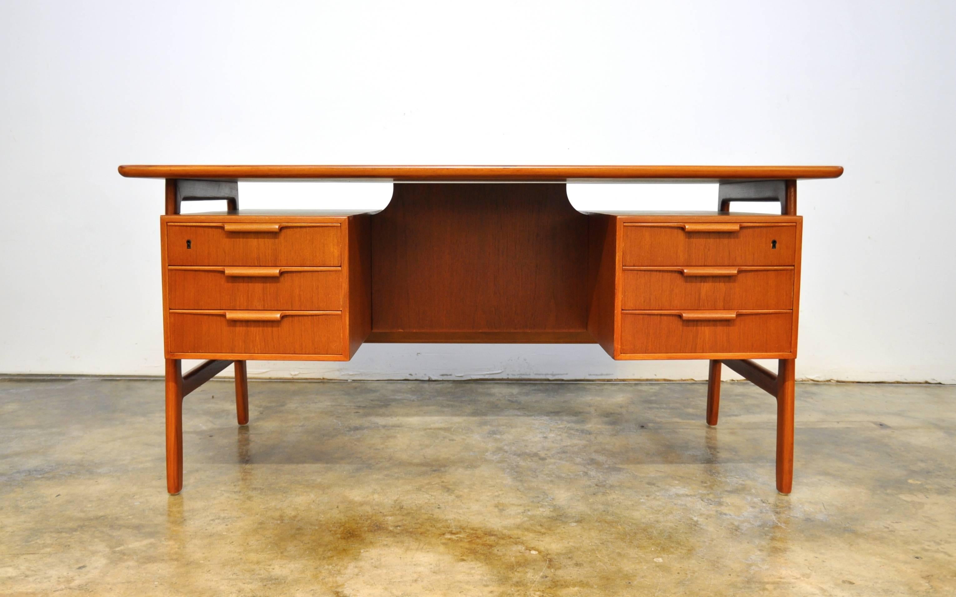 gunni omann desk