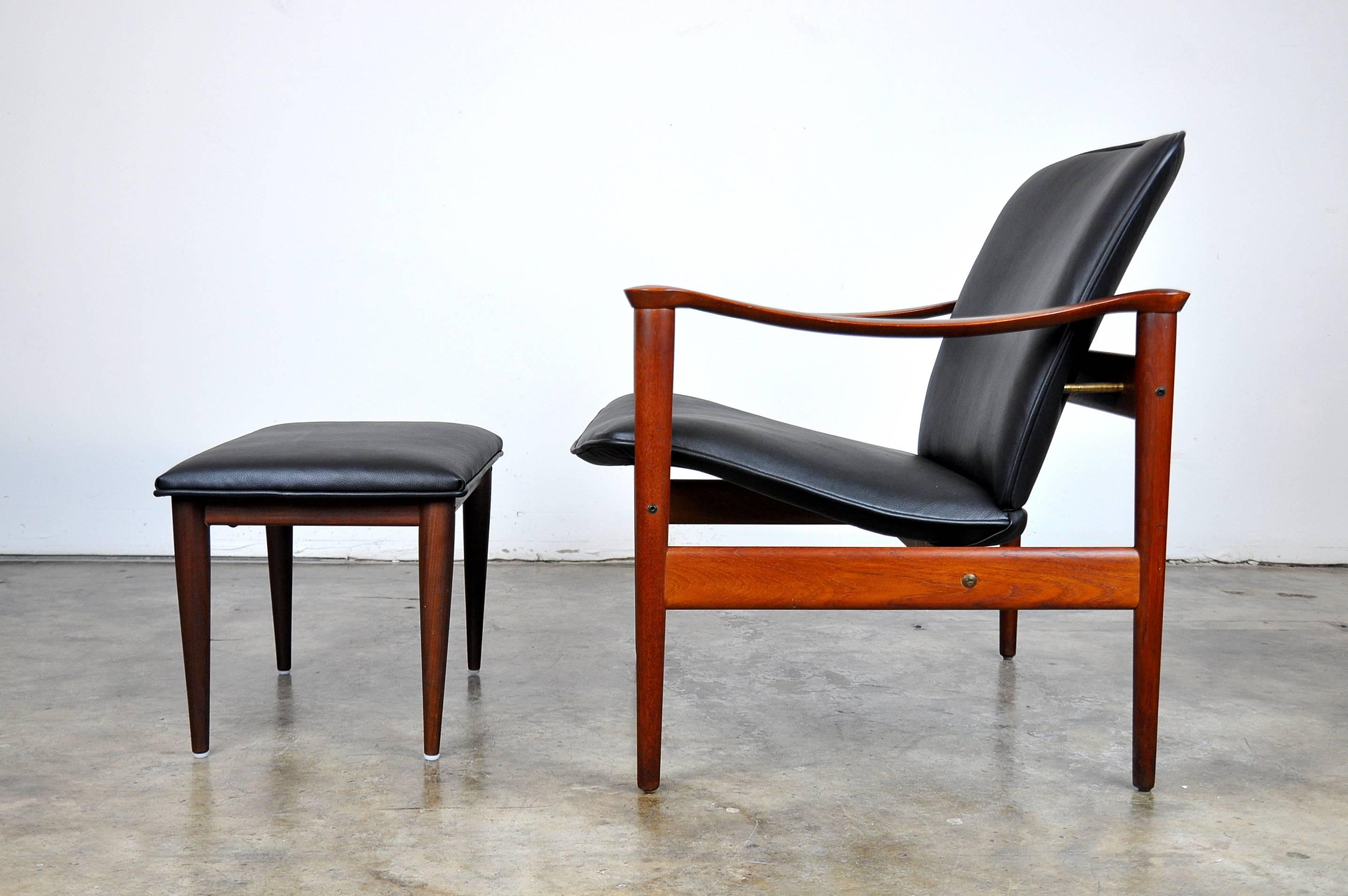 A beautiful estate fresh example of the Mid-Century Scandinavian Modern model 711 easy chair designed by Fredrik Kayser and manufactured by Vatne Møbler in Norway. Much like Finn Juhl's chairs, the Modell 711 Chair's brilliant design features a seat