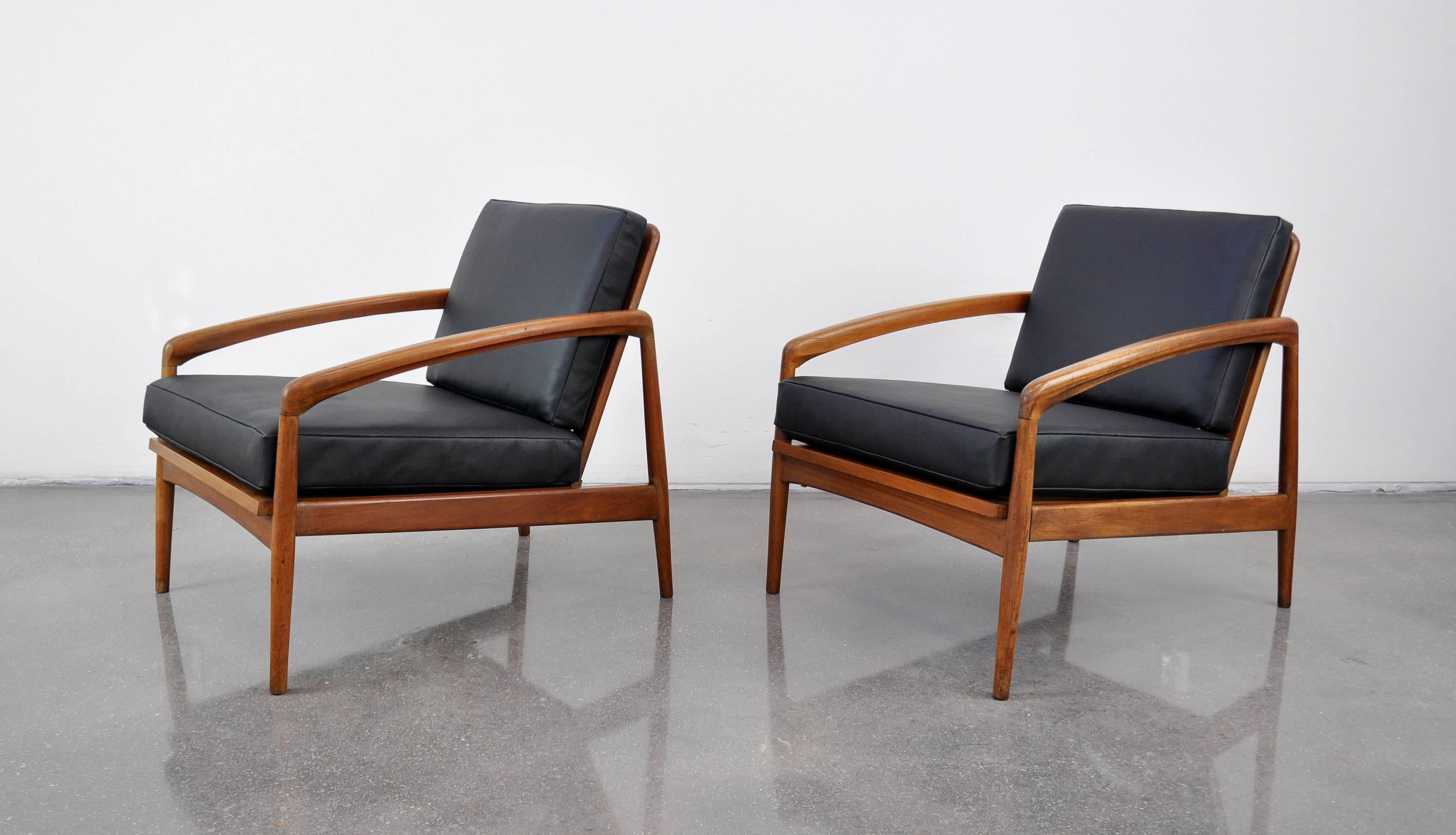 Pair of Danish Modern Black Leather and Teak Lounge Chairs In Good Condition In Miami, FL
