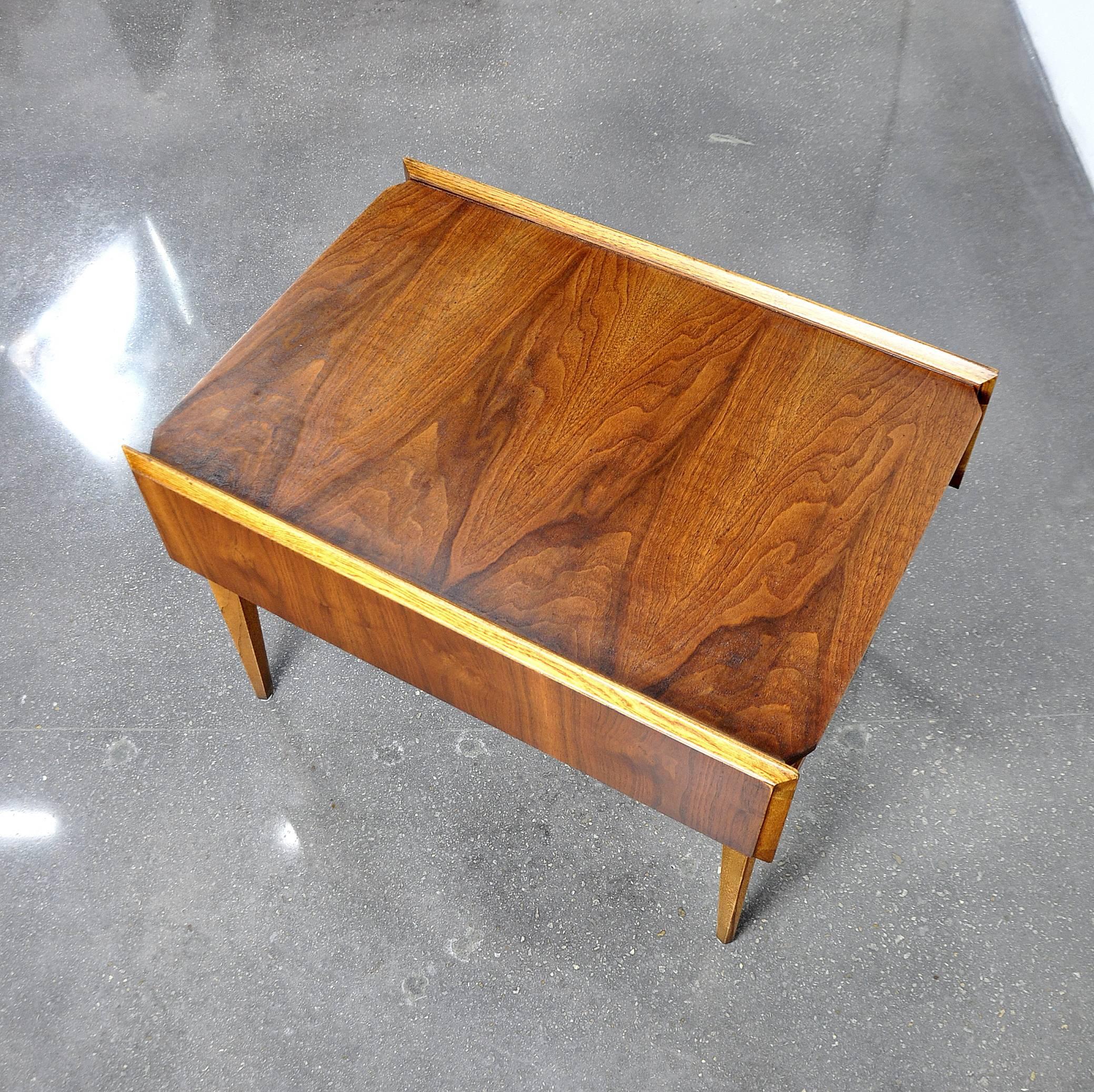Pair of Lane First Edition Walnut and Pecan Side Tables In Excellent Condition In Miami, FL