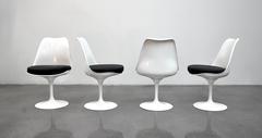 Eero Saarinen for Knoll Tulip Dining Set with Four Swivel Chairs and Table