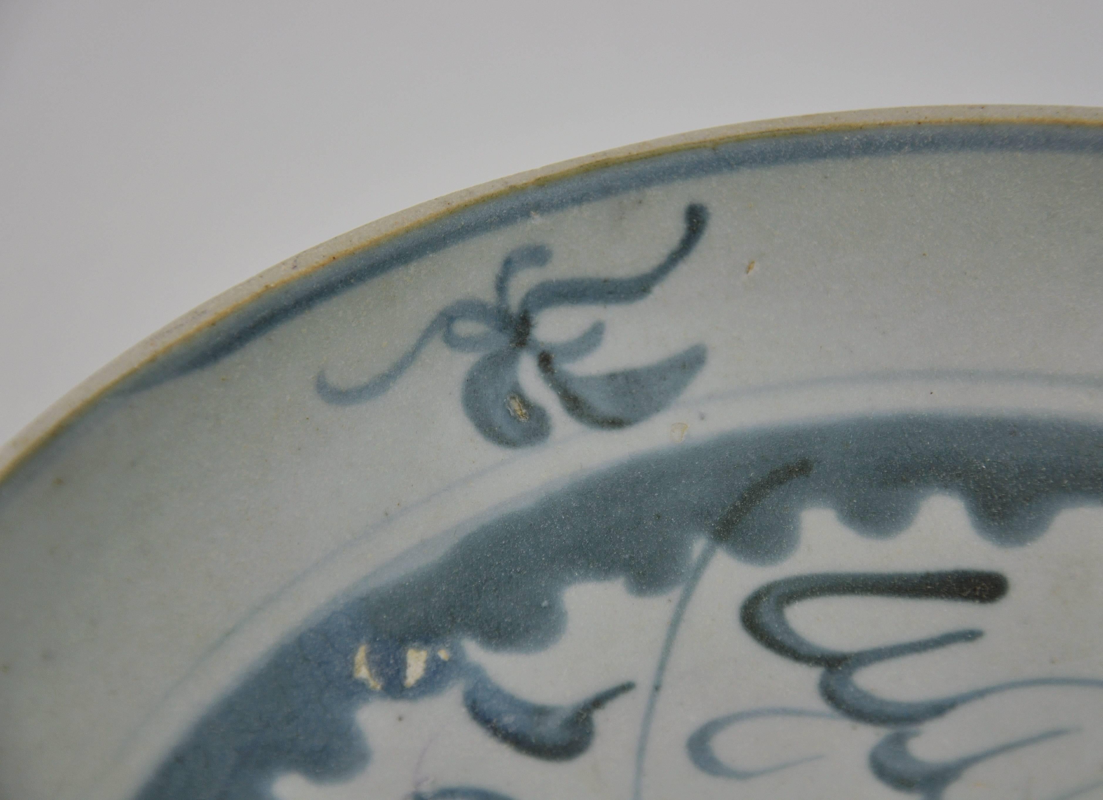 Chinese Ming Dynasty Blue and White Porcelain Plate, Early 17th Century In Good Condition In Miami, FL