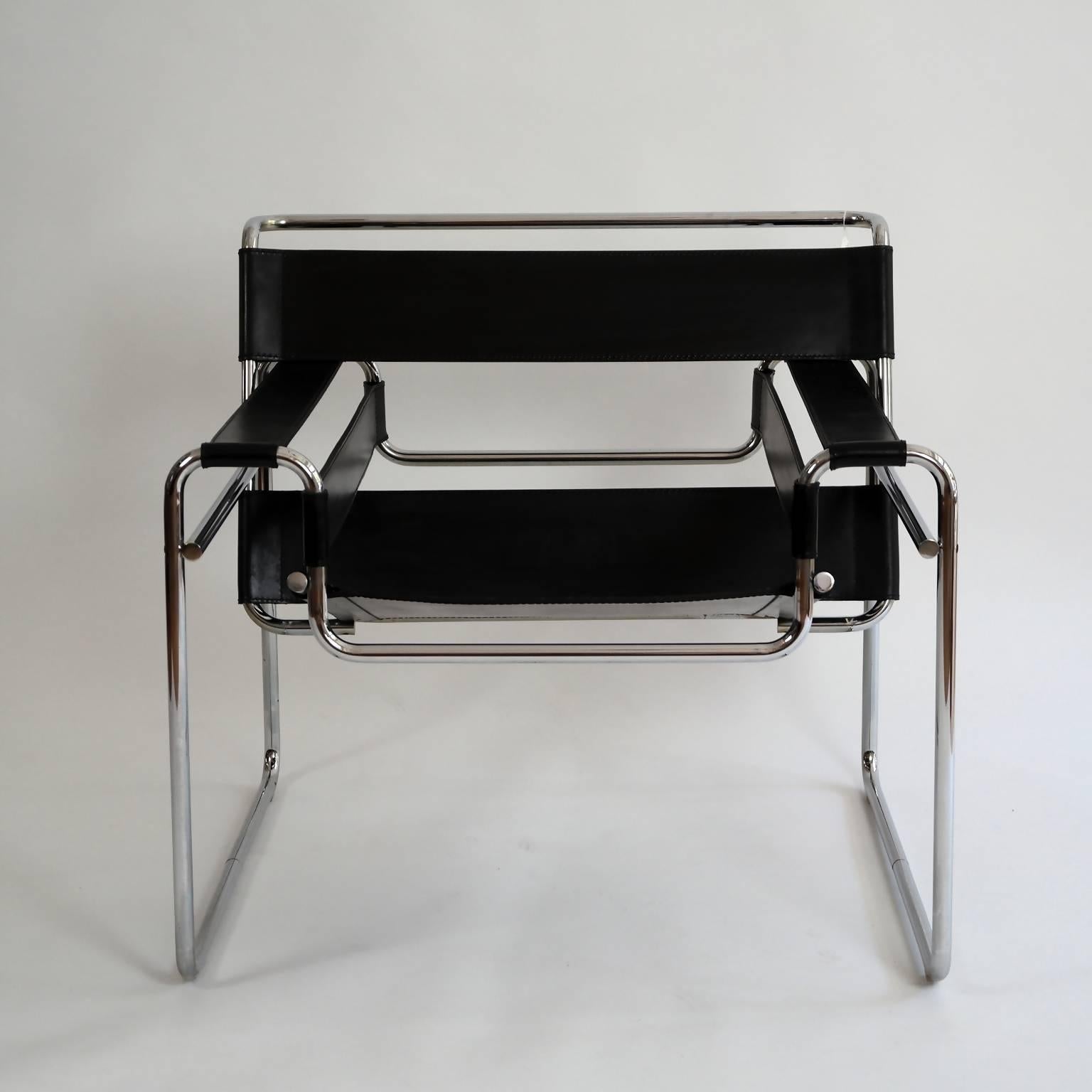 This beautiful lounge chair designed by Marcel Breuer is in excellent condition.