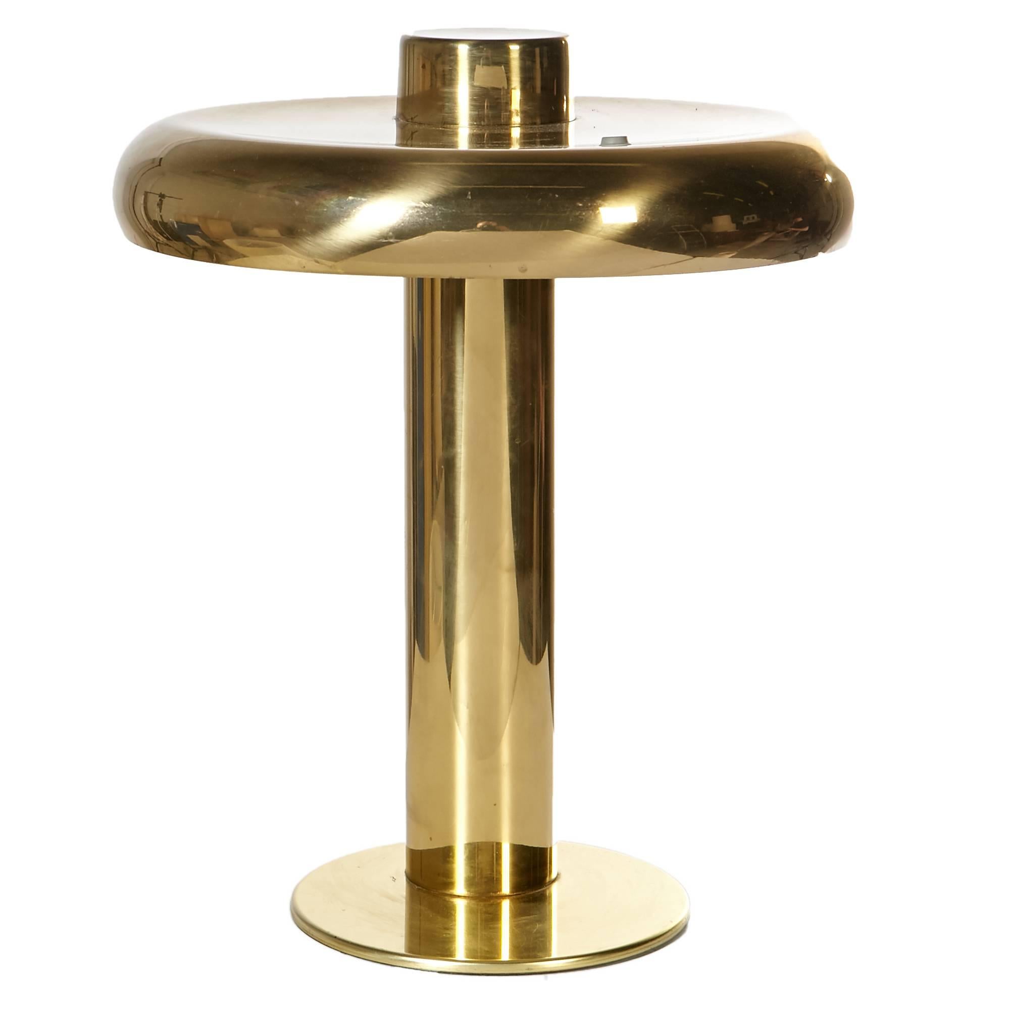 1970s brass desk or table lamp with a circular designed by Laurel Lamp Co. Wired for the US and in working condition. Lighting source is a circular fluorescent bulb.