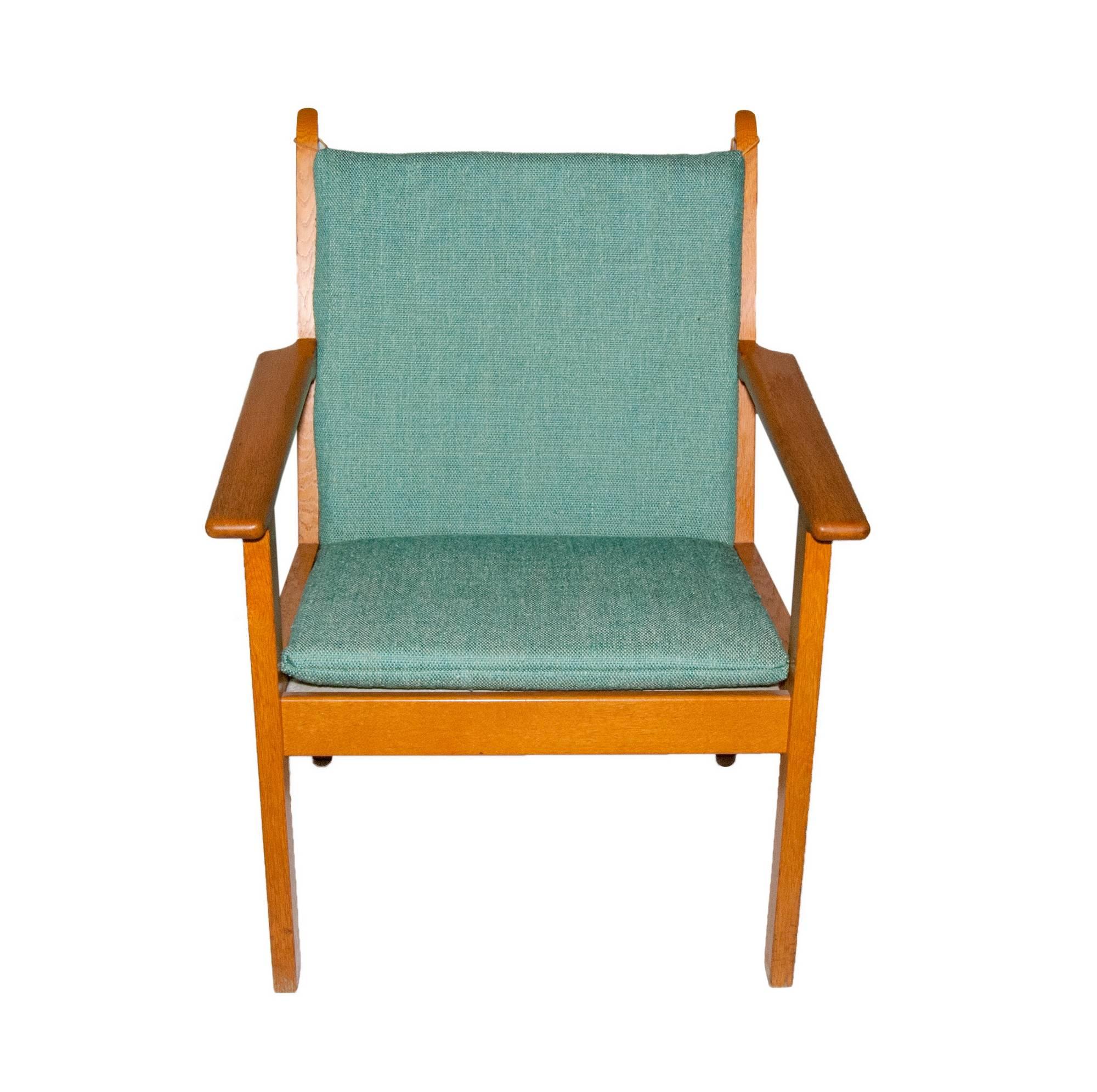 Hans J. Wegner Oak Lounge Chair by GETAMA In Excellent Condition For Sale In Amherst, NH