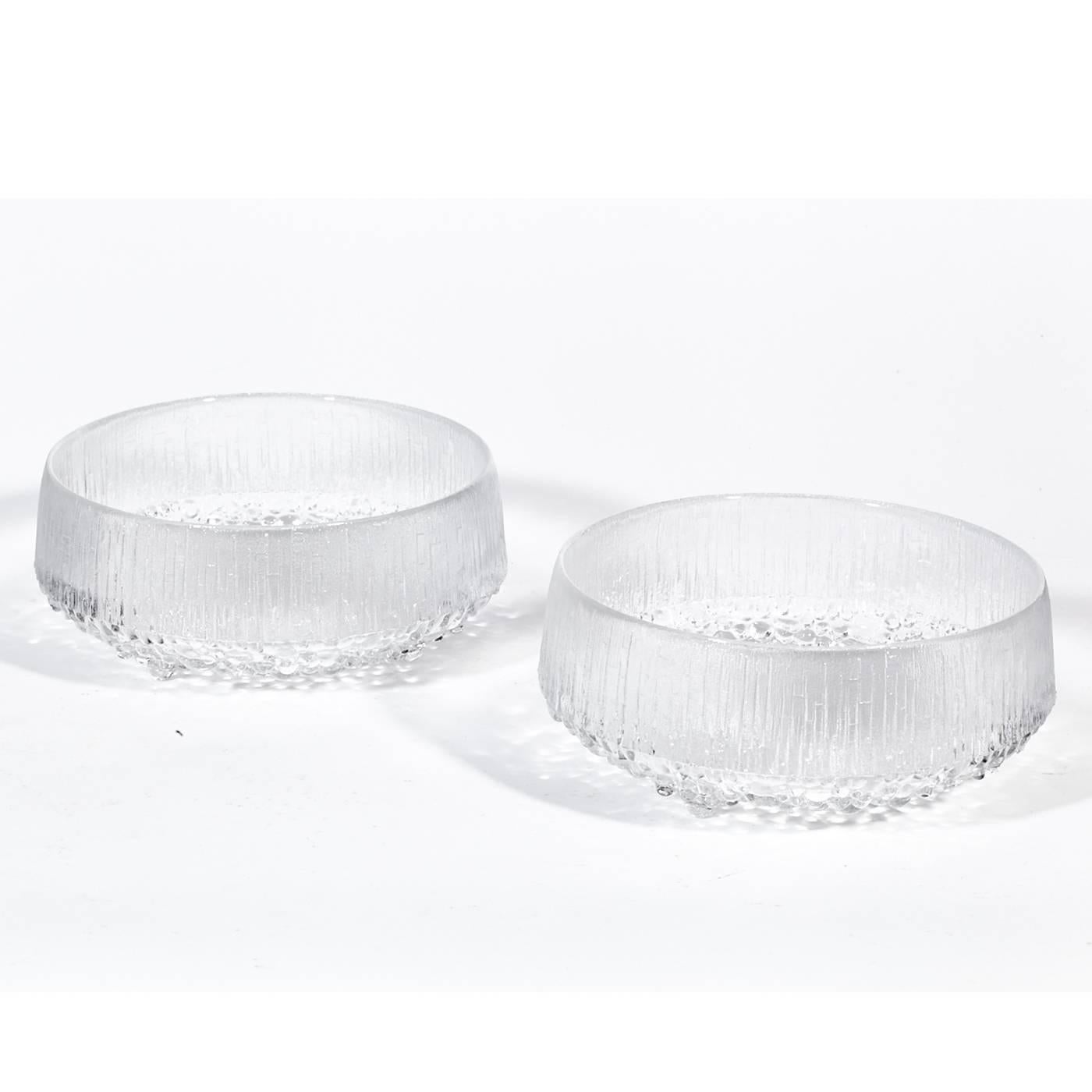 Pair of vintage 1960s clear glass serving bowls in the Ultima Thule pattern for Iittala Glass Co, Finland.