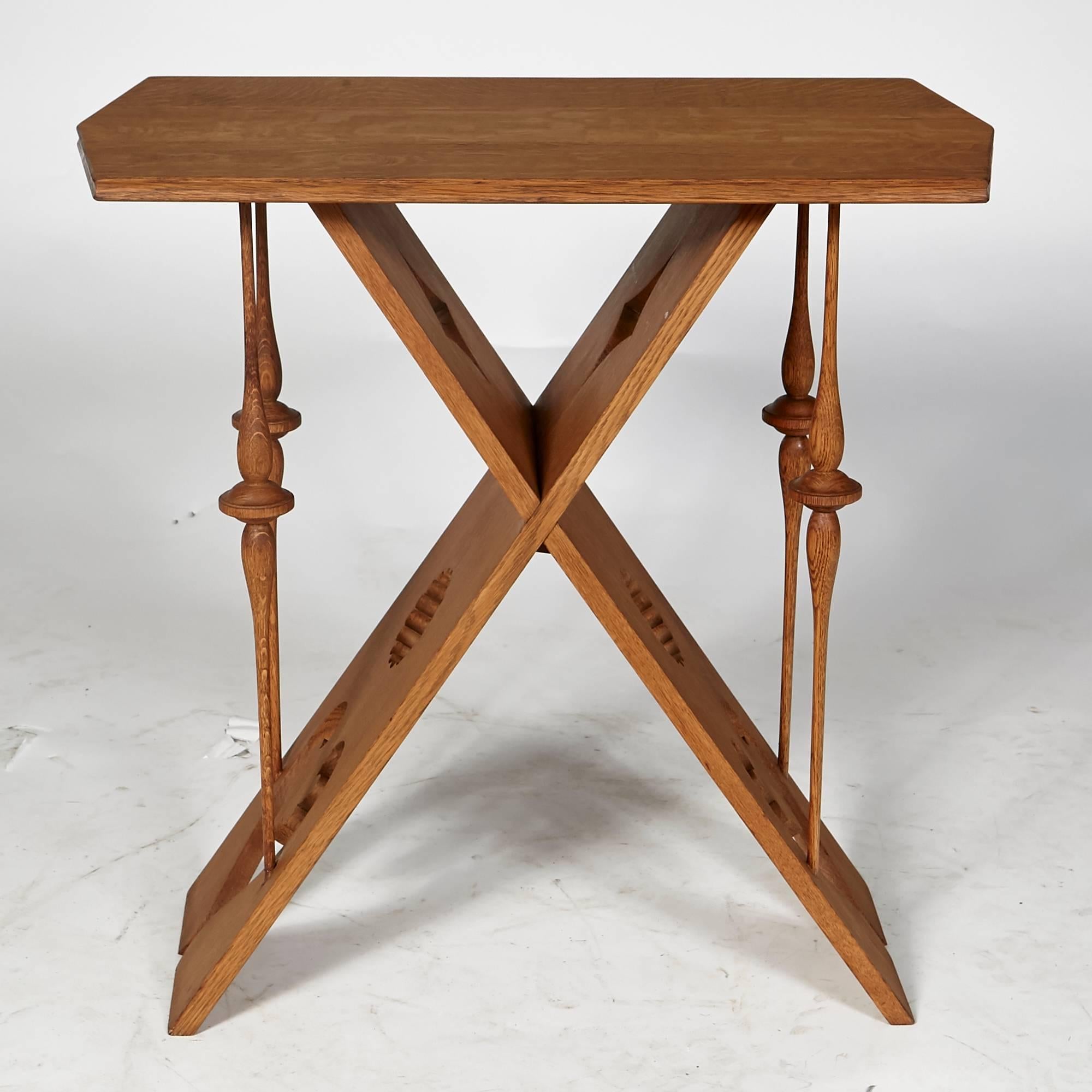 Vintage Arts & Crafts style quarter-sawn oak wood hand made occasional table, circa 1920s. The table has hand cutout decorative accents with four hand spun rails. In refinished condition. 