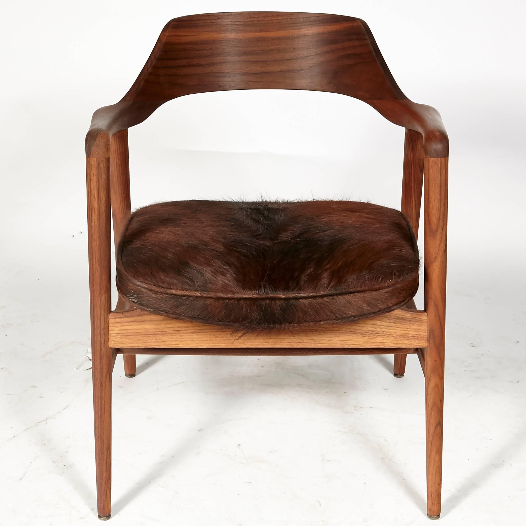 Mid-Century Modern Gunlocke Walnut Side Chair with Cowhide Seat, 1960s For Sale