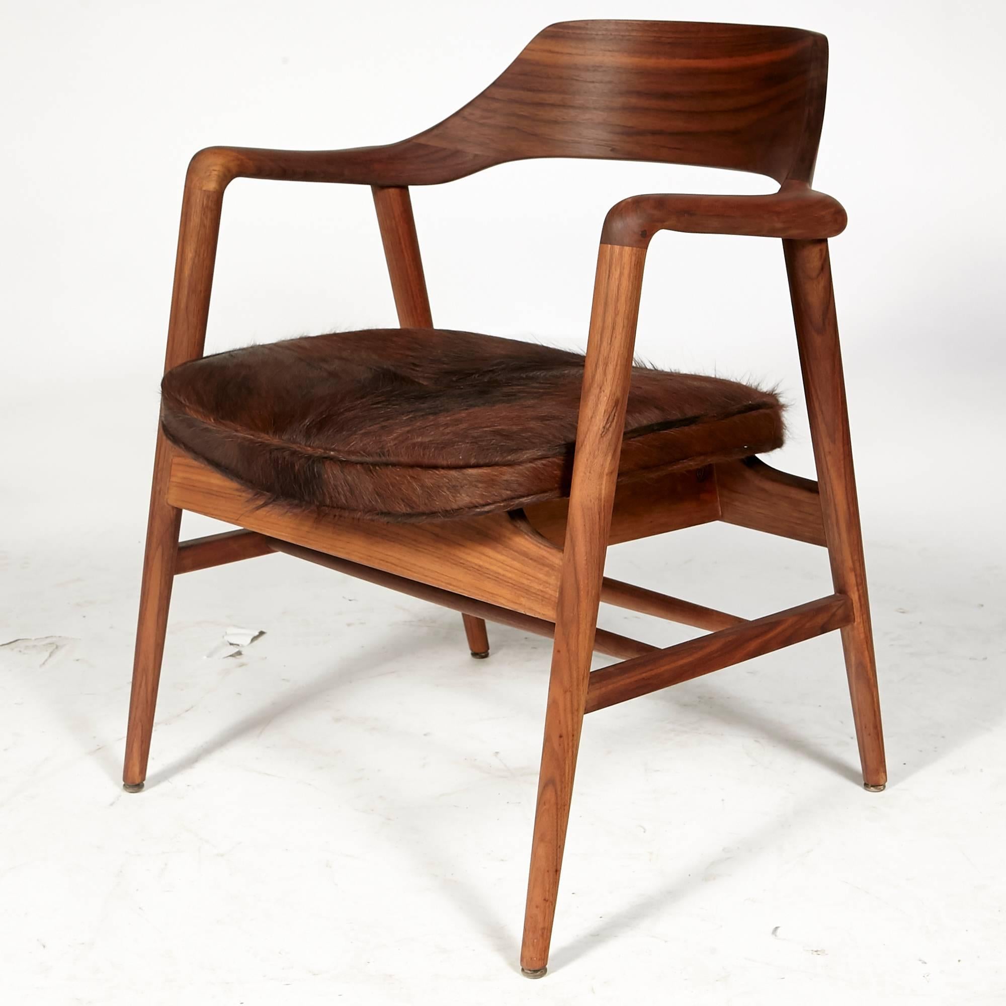 Gunlocke Walnut Side Chair with Cowhide Seat, 1960s In Excellent Condition For Sale In Amherst, NH