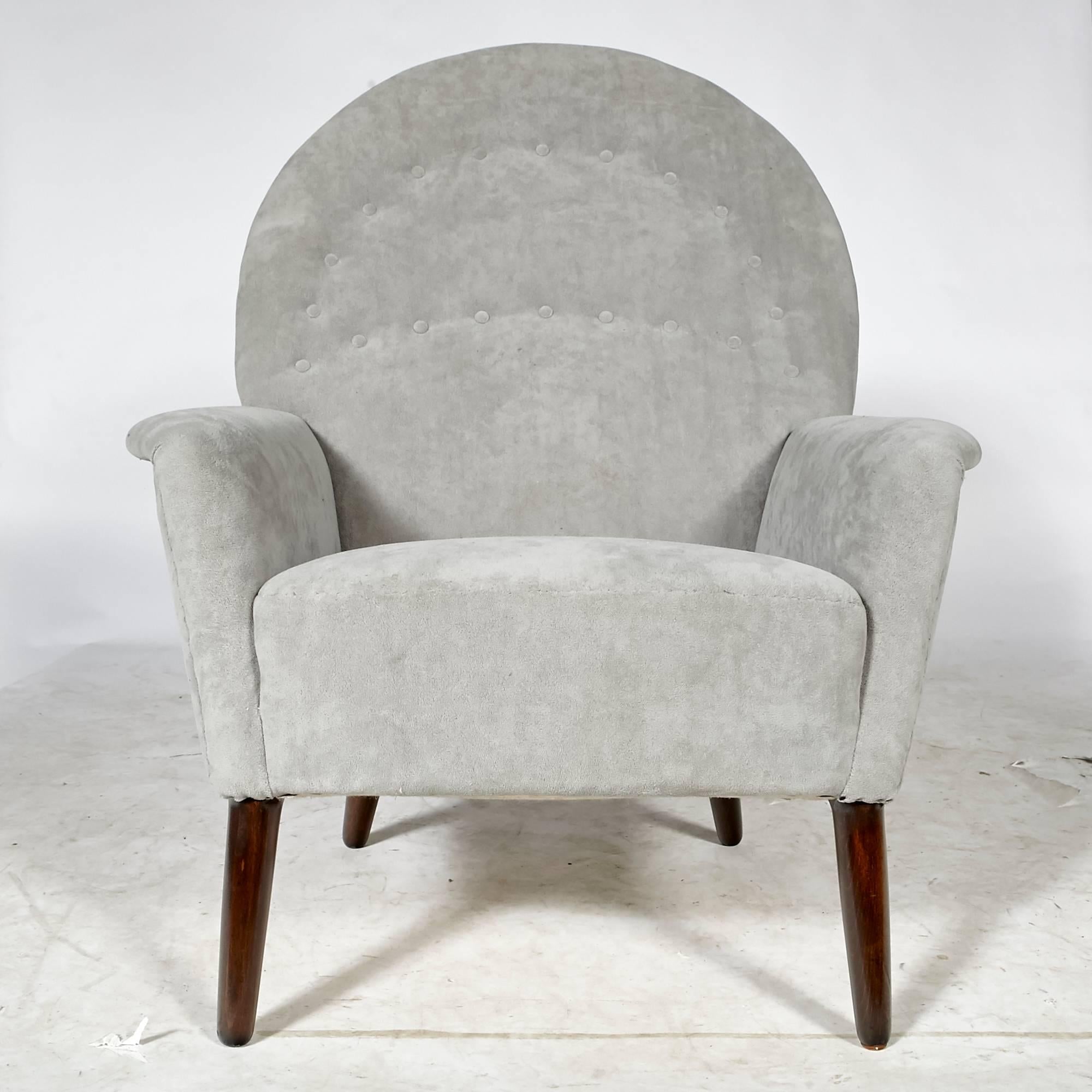 Vintage Scandinavian Modern Danish tufted lounge chair with a high rounded back and rosewood legs, circa 1960s. The chair fabric is in very good condition. Measure: Arm is 20.5in high.