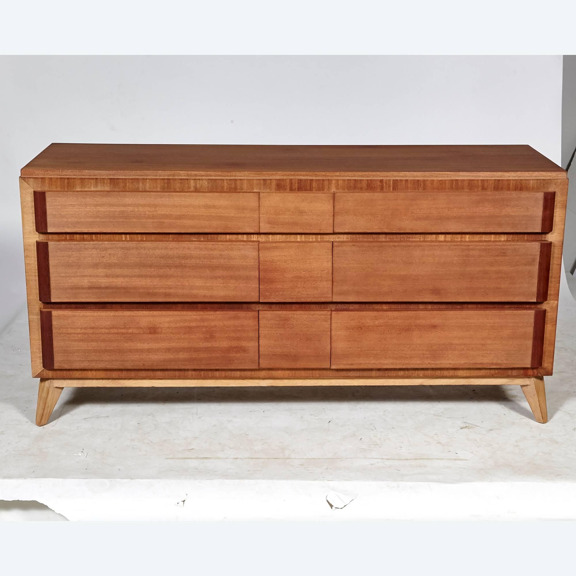 Vintage Mid-Century Modern low chest of drawers designed by Eliel Saarinen for Rway Furniture Co, circa late 1940s-early 1950s. The dresser is in mahogany and maple wood with nine drawers for storage and angled legs. In refinished condition. Marked