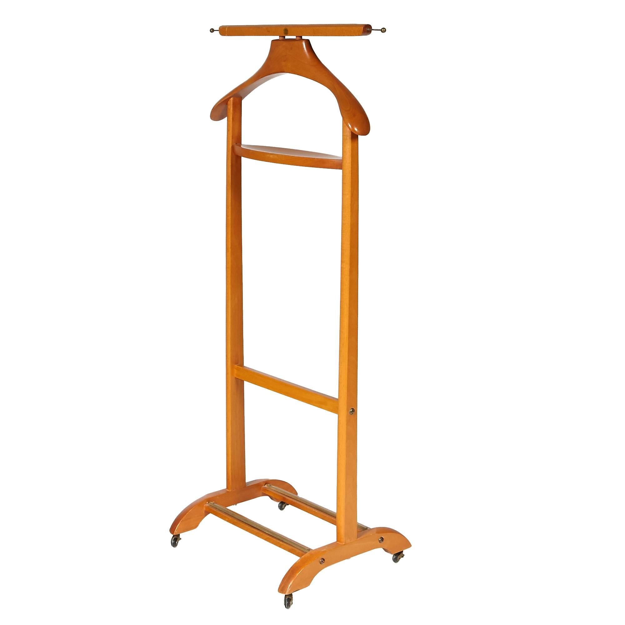 1960s men's Italian valet on wheels with a high lacquer finish designed by Ico Parisi for Fratelli Reguitti. Marked.