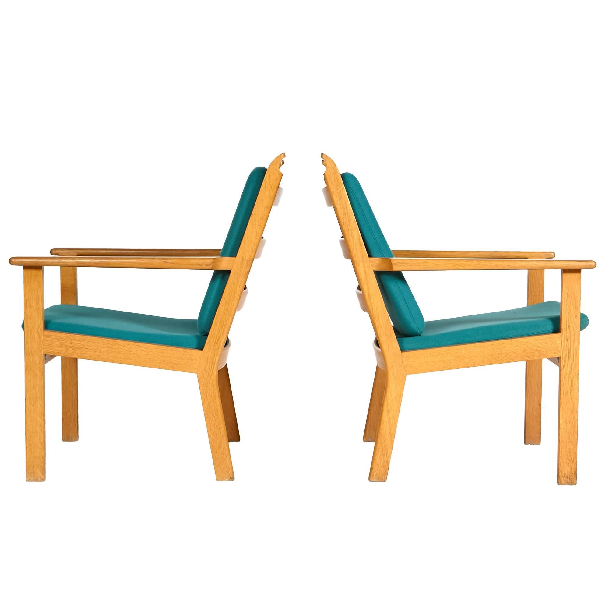 Hans J. Wegner Oak Lounge Chairs by GETAMA, Pair In Excellent Condition In Amherst, NH