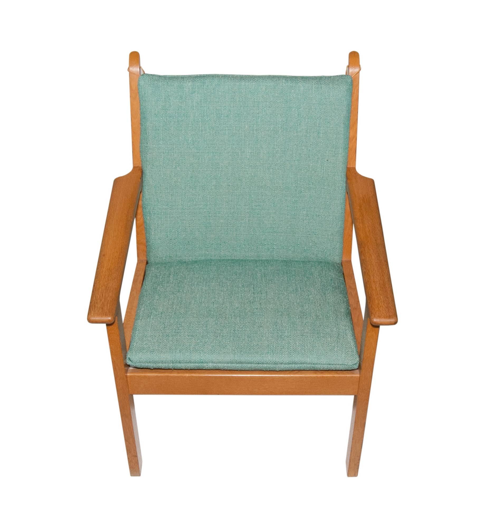 Hans J. Wegner Oak Lounge Chair by GETAMA For Sale 1