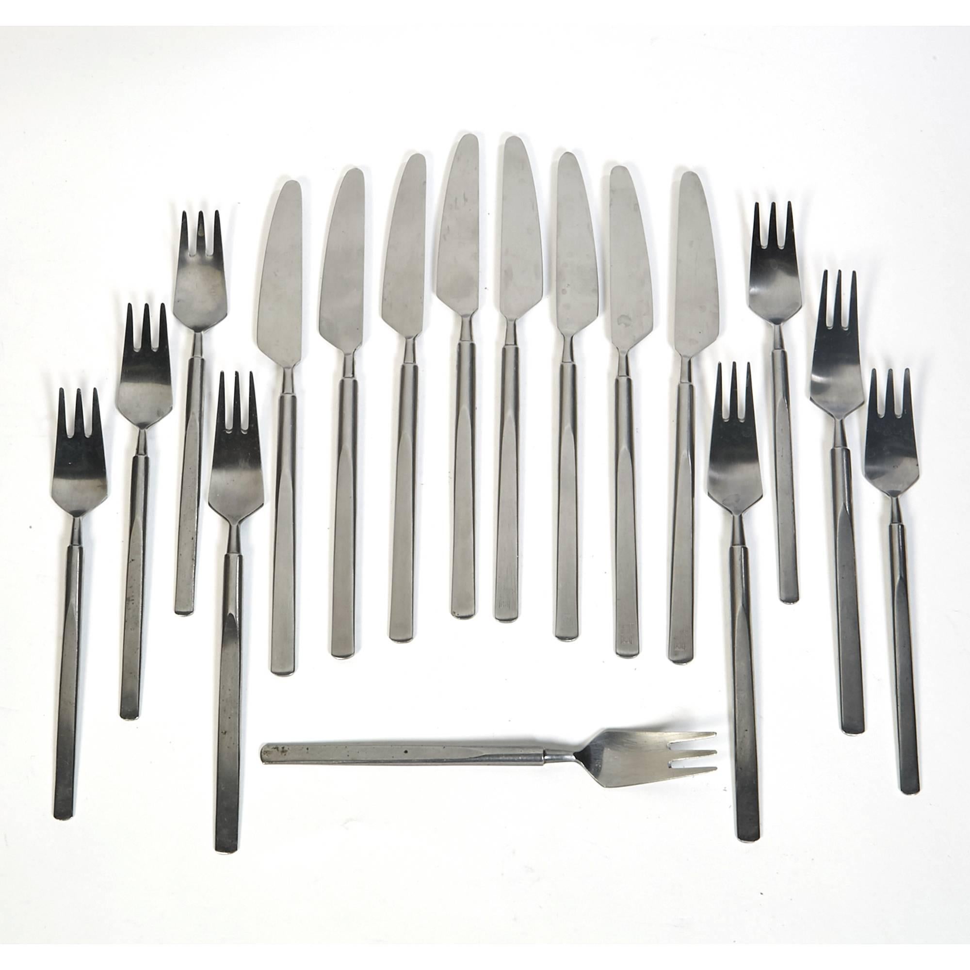 Vintage 18 pieces set of Copenhagen cutlery Denmark designed by Erik Herlow in the Obelisk pattern. The set has 4 large forks (7.5