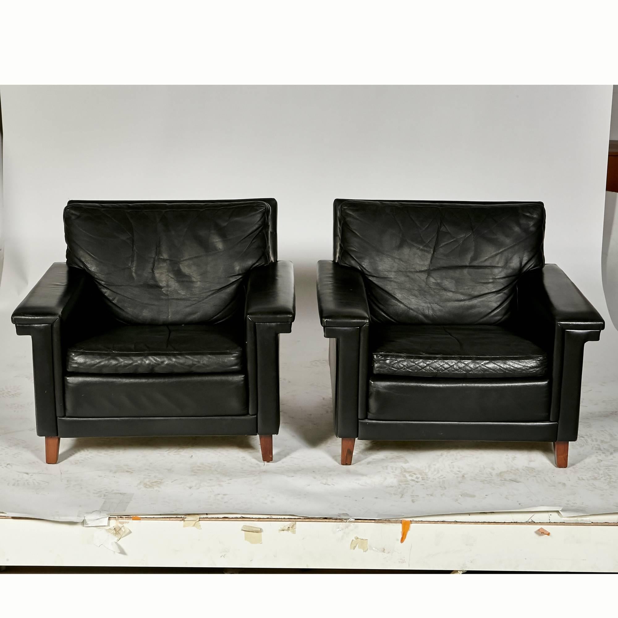 Scandinavian Modern 1960s Pair of Black Leather Lounge Chairs, Denmark For Sale