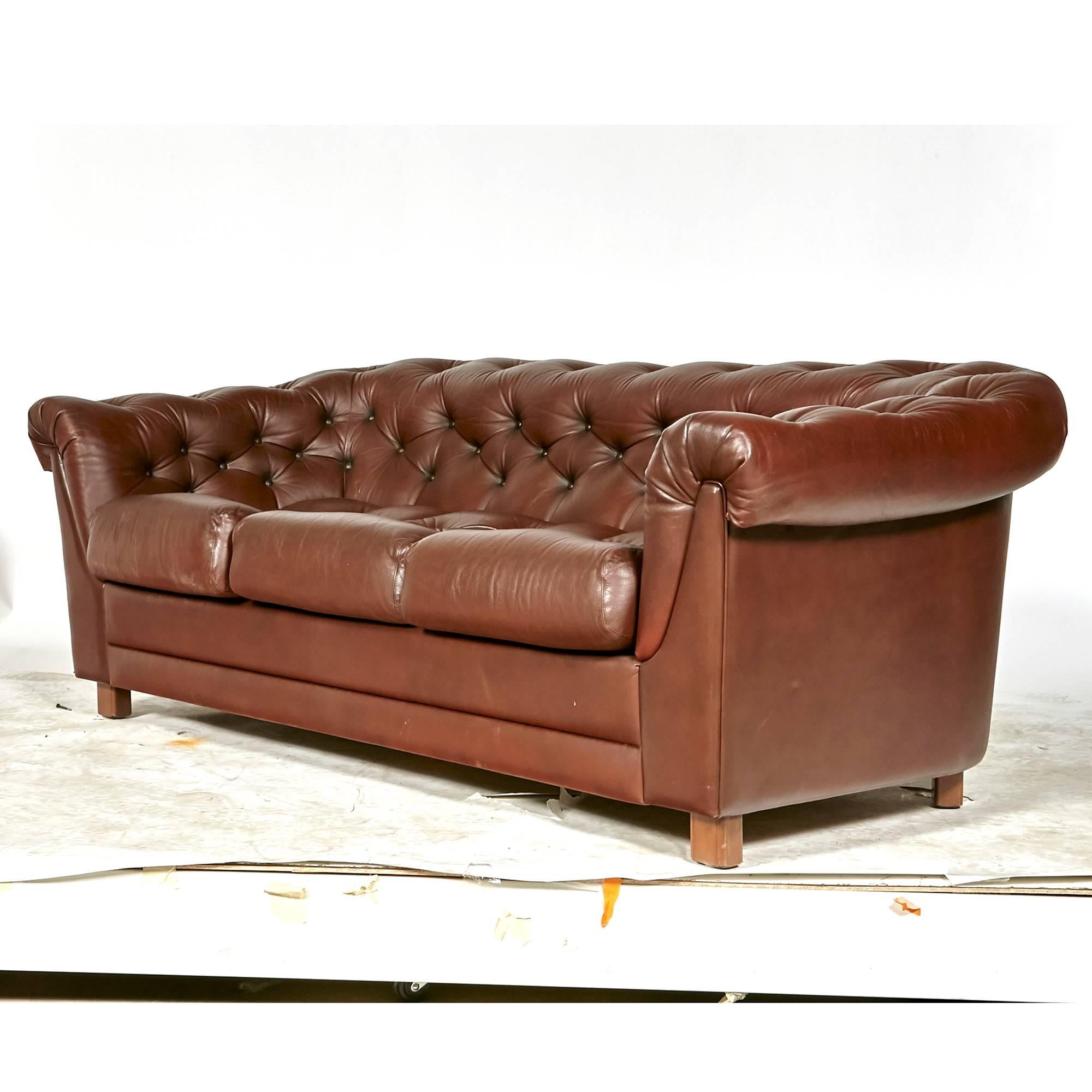 Brown Leather Chesterfield Sofa In Excellent Condition For Sale In Amherst, NH