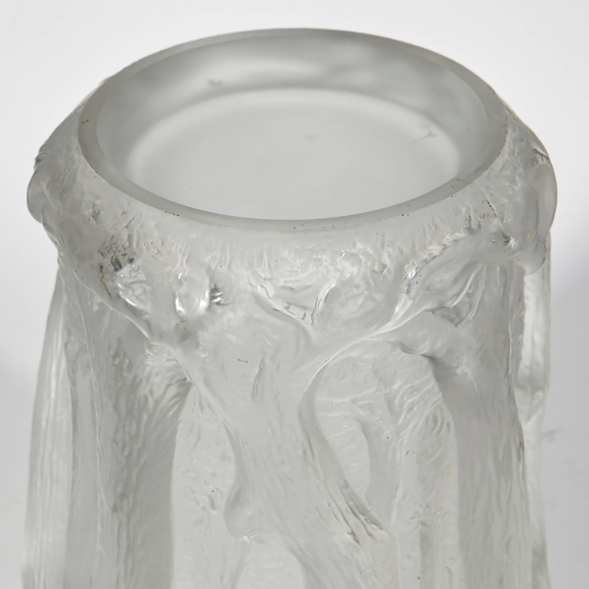 Czechoslovakian Josef Inwald Barolac Art Deco Frosted Glass Forest Vase In Excellent Condition For Sale In Amherst, NH