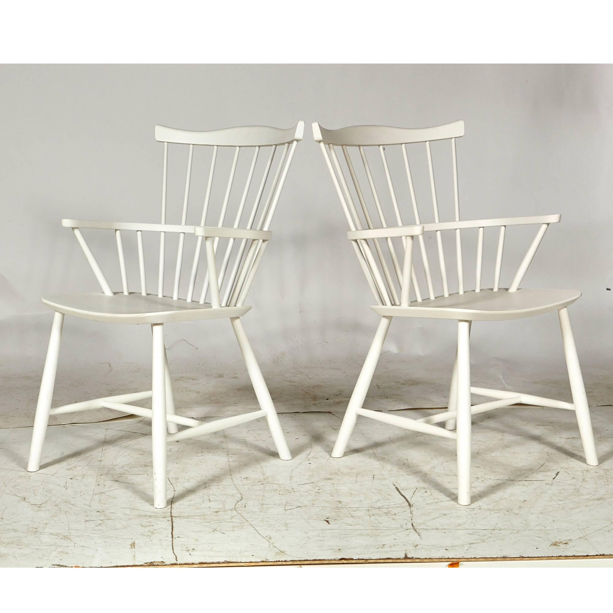Børge Mogensen Pair of white Windsor armchairs by FDB Møbler, Denmark. Measures: Arms, 25.5