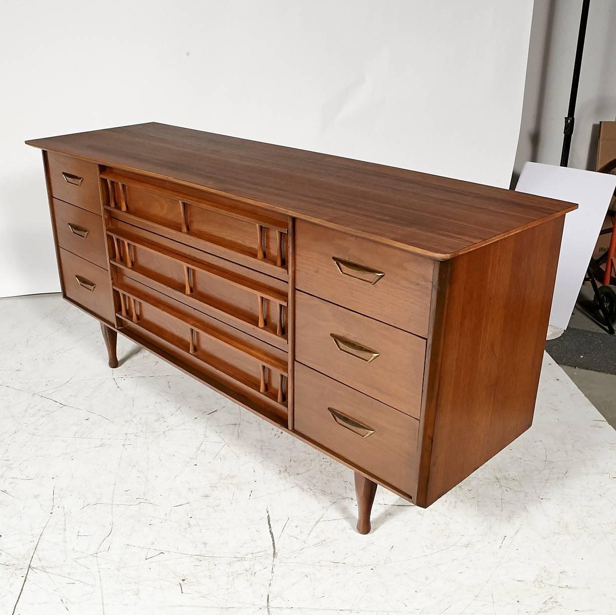 1960s Unagusta Walnut Wood Low Dresser In Excellent Condition For Sale In Amherst, NH