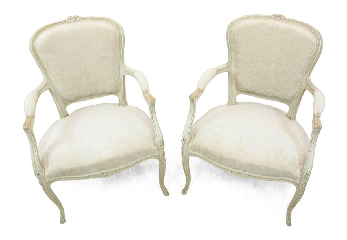 Pair of Louis XV style painted chairs, circa 1880.
A pair of antique newly upholstered louis XV style chairs in original paint that has been freshly wax treated, full upholstery rebuild in excellent condition throughout.
Age: circa 1880.
Style:
