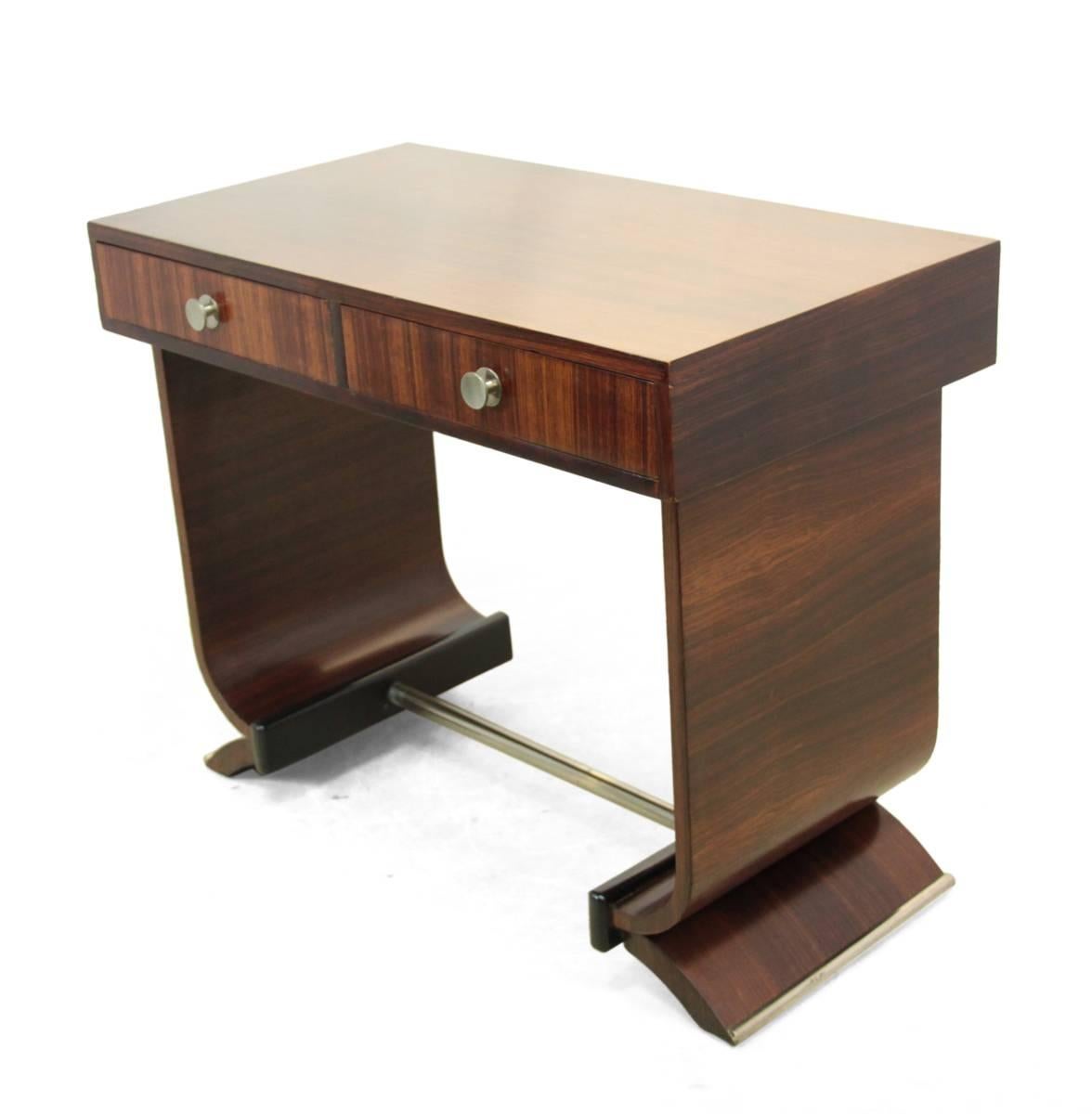 French Art Deco console table in rosewood, circa 1920.
A two-drawer French rosewood console table in rosewood on a 'U' base support with plated brass bar, this console table has been fully polished and is in excellent condition.
Age: 1920.
Style: