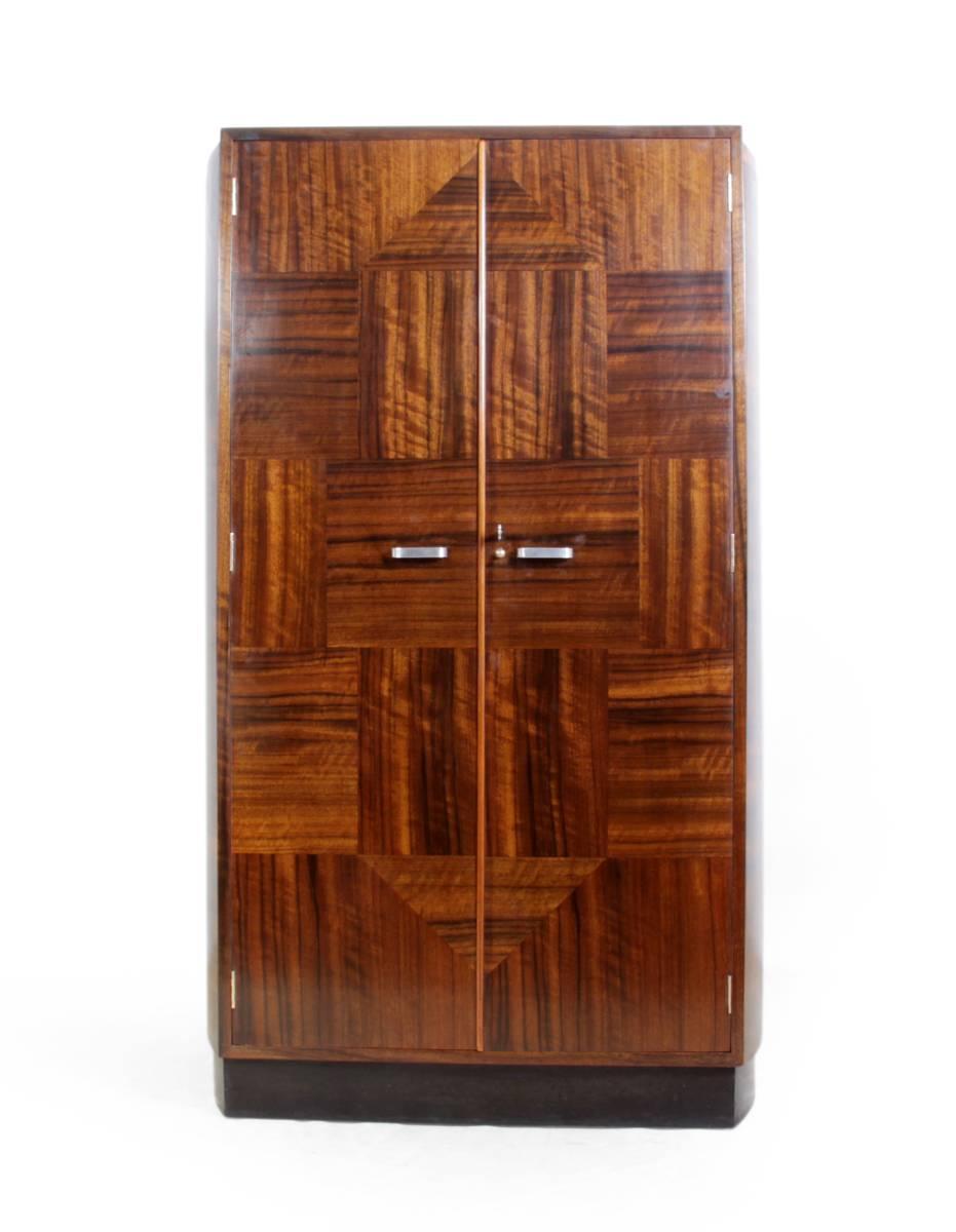 Art Deco two-door linen wardobe by Waring and Gillows.
Produced in the 1930s by the English cabinet makers Waring and Gillows, four internal shelves, push button opening and lockable door, chromed handles and curved sides this wardrobe has been