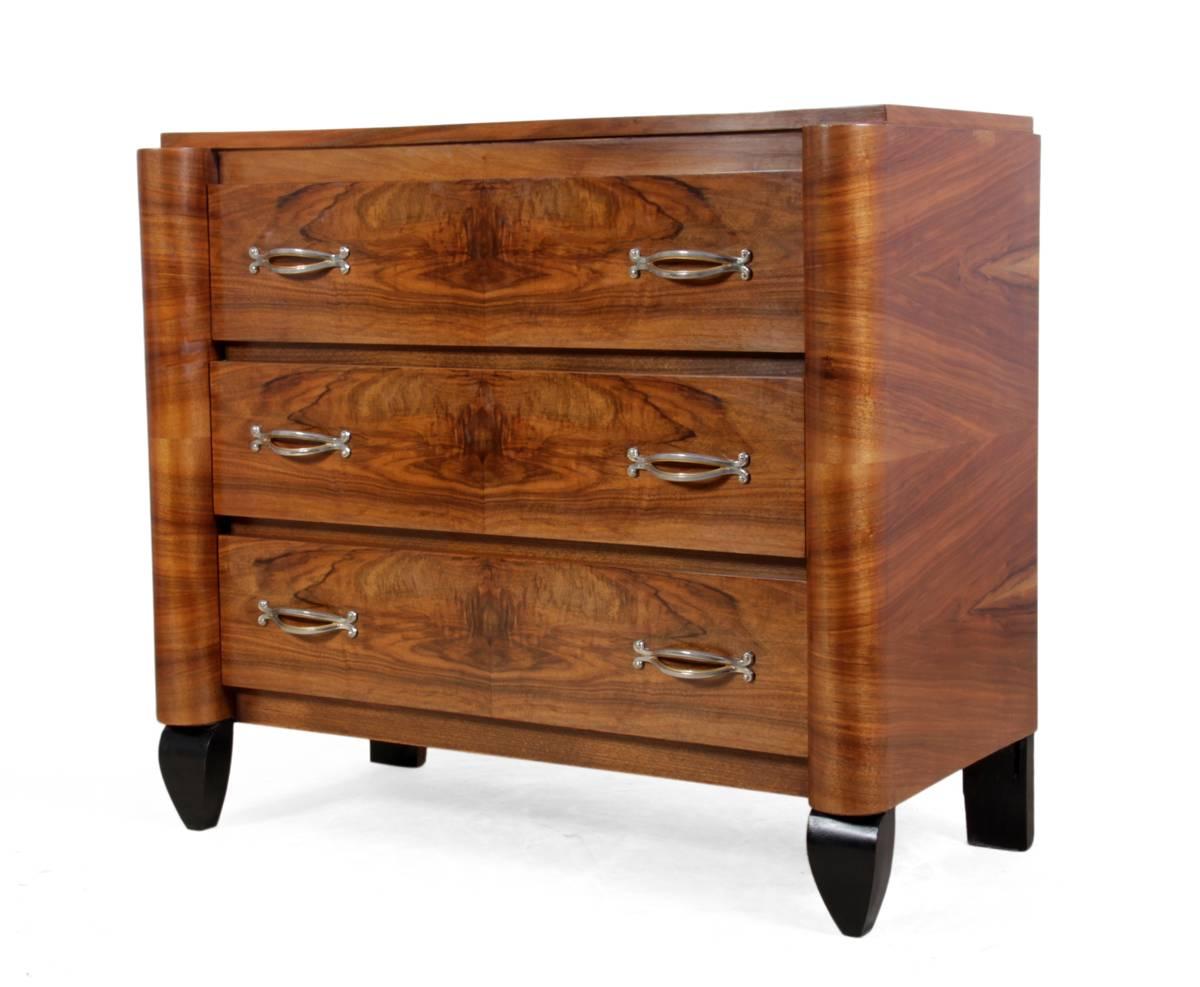 Art Deco chest of drawers, France, circa 1920.
A good three-drawer figured walnut chest produced in France in the 1920s this chest has three drawers, shaped column sides, ebonized feet, dovetail jointed construction and plated steel handles.
Age: