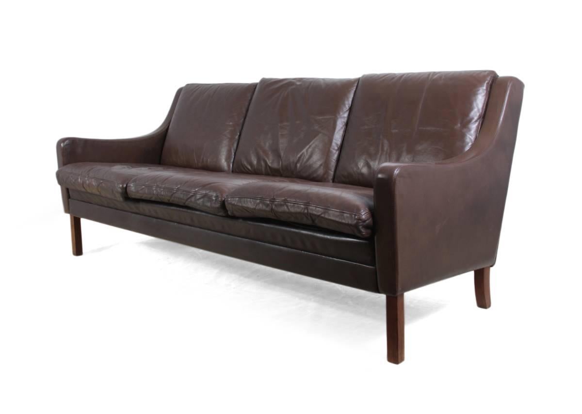Mid-Century leather sofa, circa 1960.
A Borge Mogensen style solid hardwood framed sofa with rosewood legs, there are no repairs to frame or leather and the sofa is in excellent vintage condition.
Age: circa 1960.
Style: Mid-Century