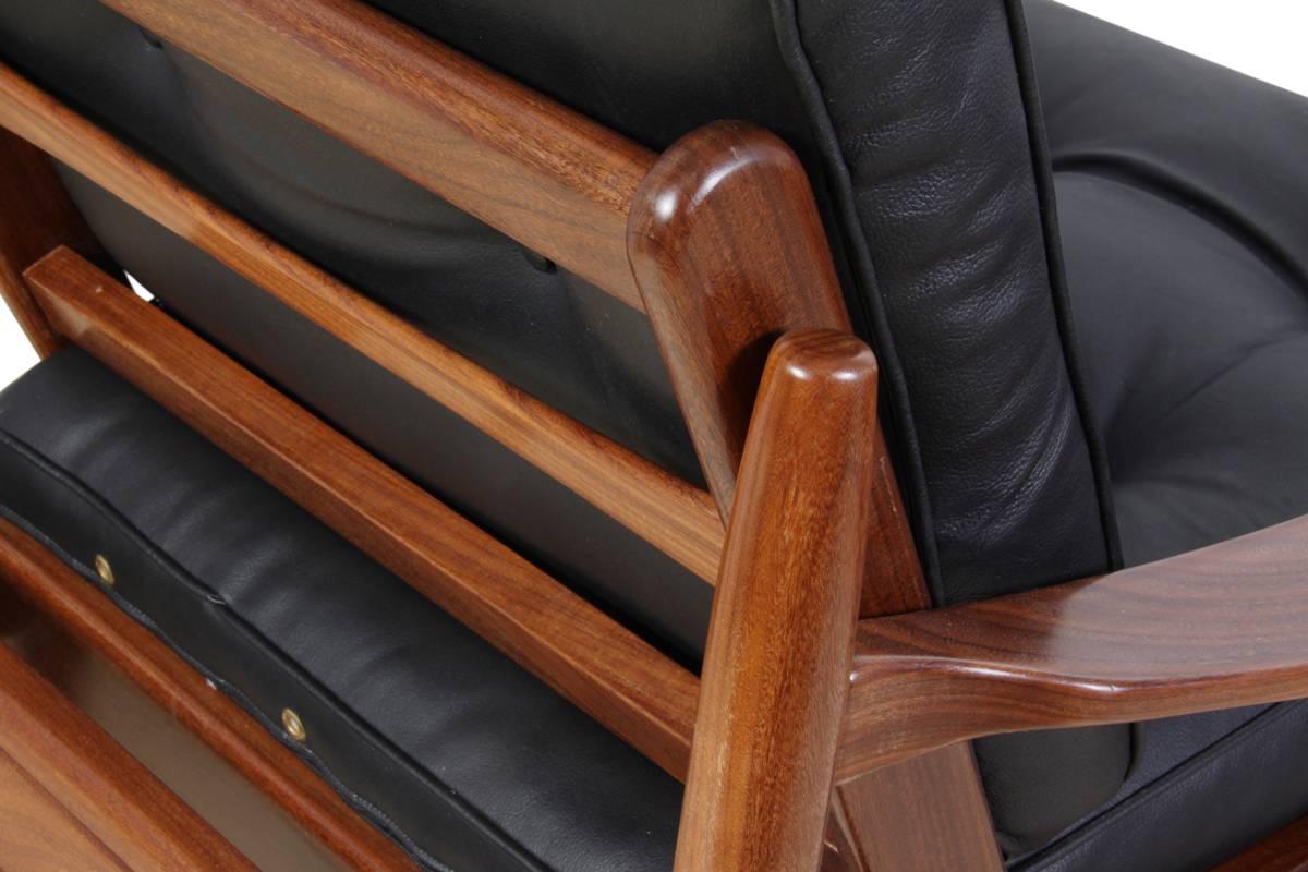 Pair of Mid-Century Teak Framed Leather Armchairs, circa 1960 1