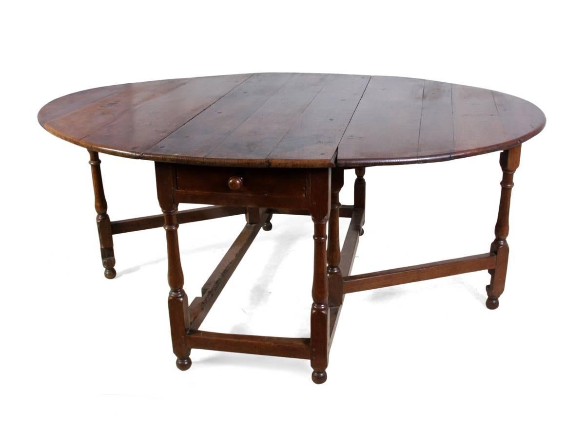 Antique oak drop-leaf table, circa 1760.
A very good example of an 18th century country house oak dropleaf table with single drawer front to back solid oak liner, in very good conditions having had later restoration through its years with wear and