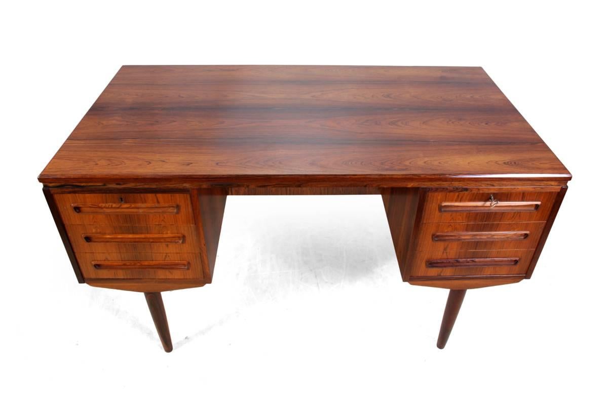 Mid-Century desk by J Svenstrup, circa 1960.
A good quality Mid-Century, desk by Svenstrup, produced in Denmark in the 1960s, having six drawers to the front with inset handles and lockable top drawers with one key supplied, there are bookshelves